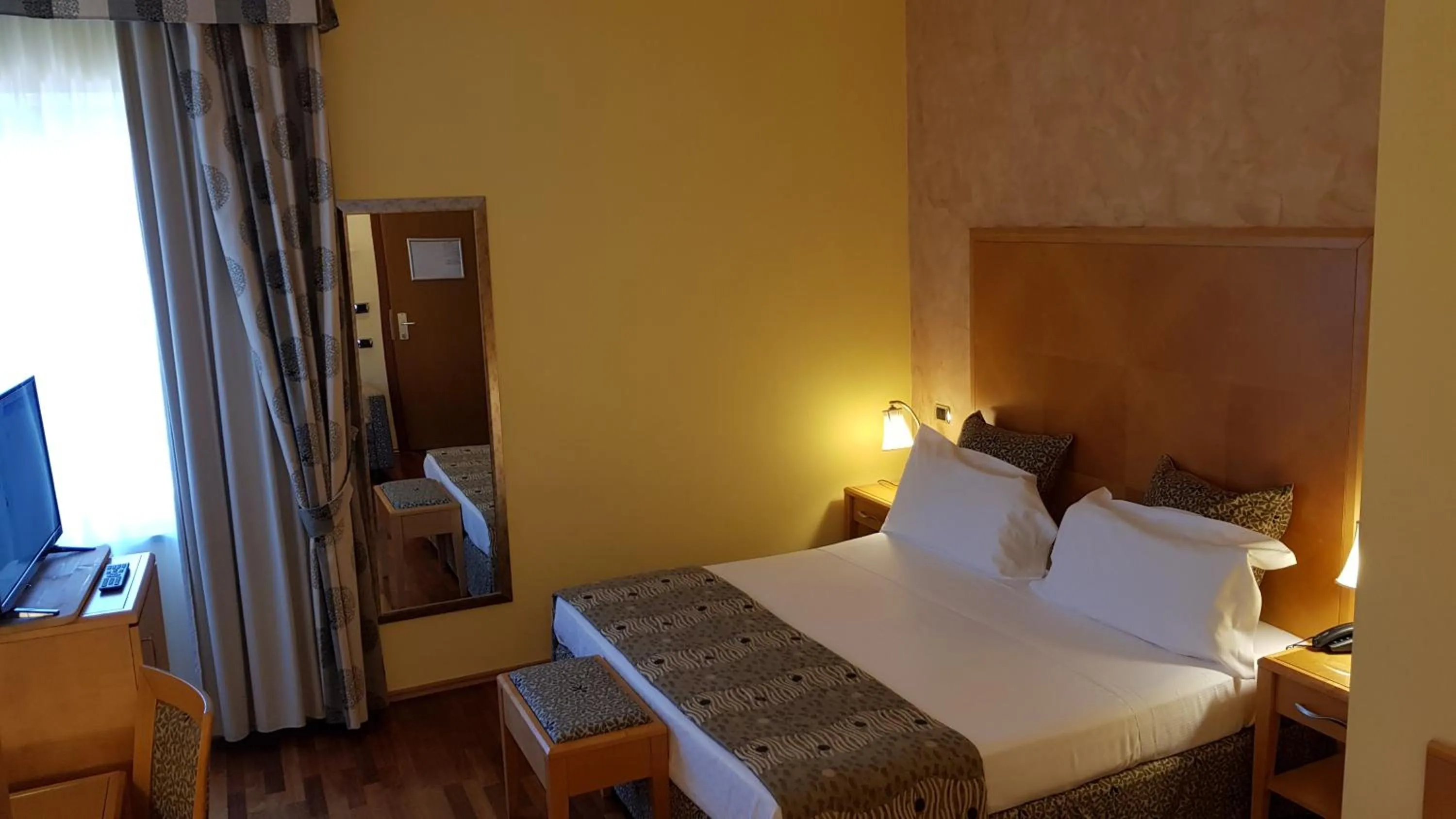 Bedroom, Bed in Riviera Hotel