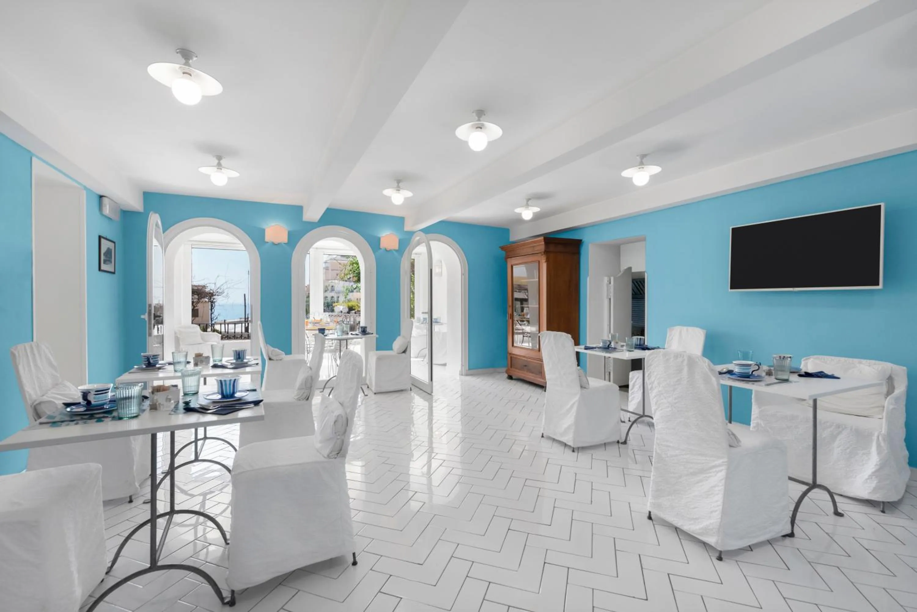 Restaurant/places to eat in Hotel Bougainville