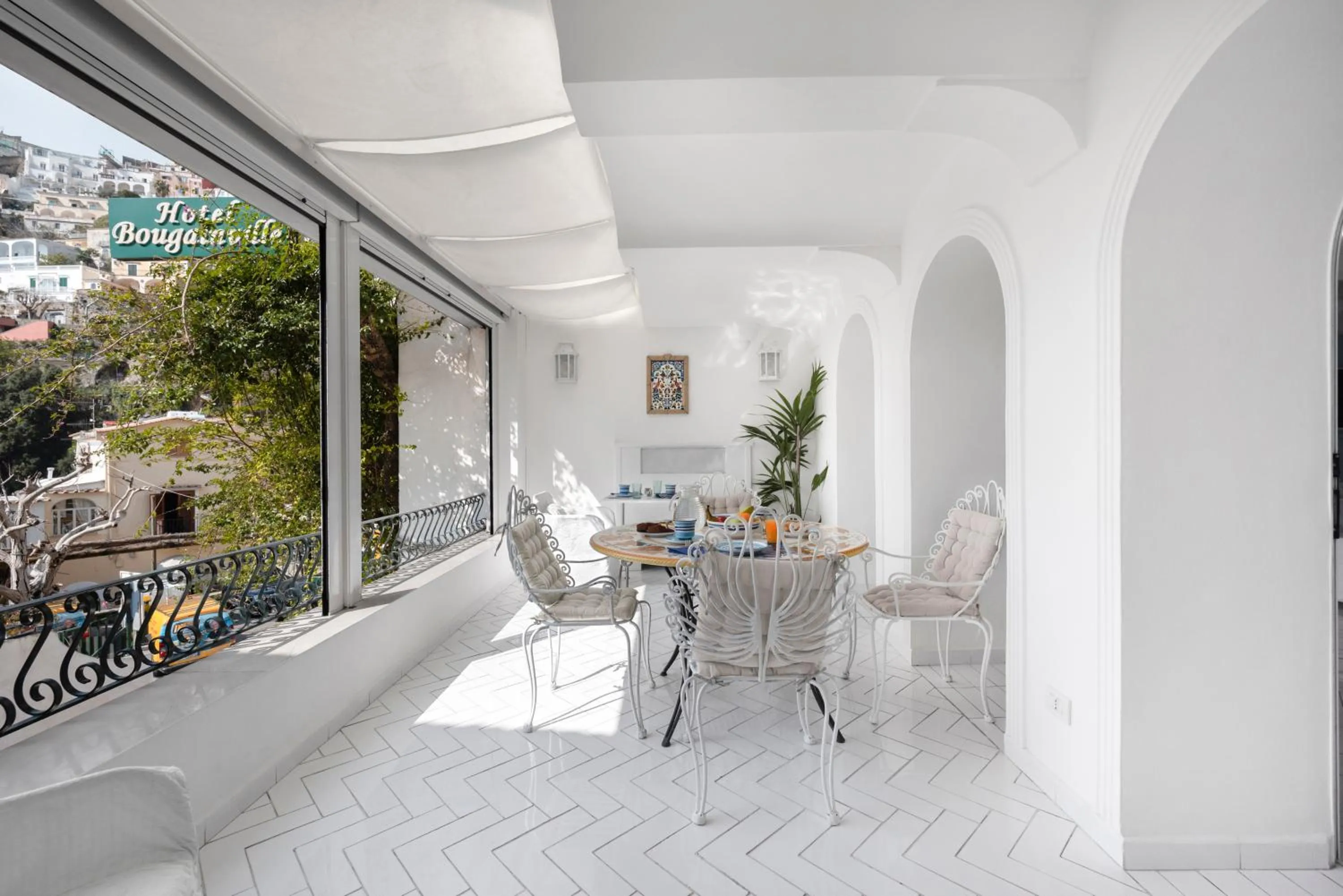 Restaurant/places to eat in Hotel Bougainville