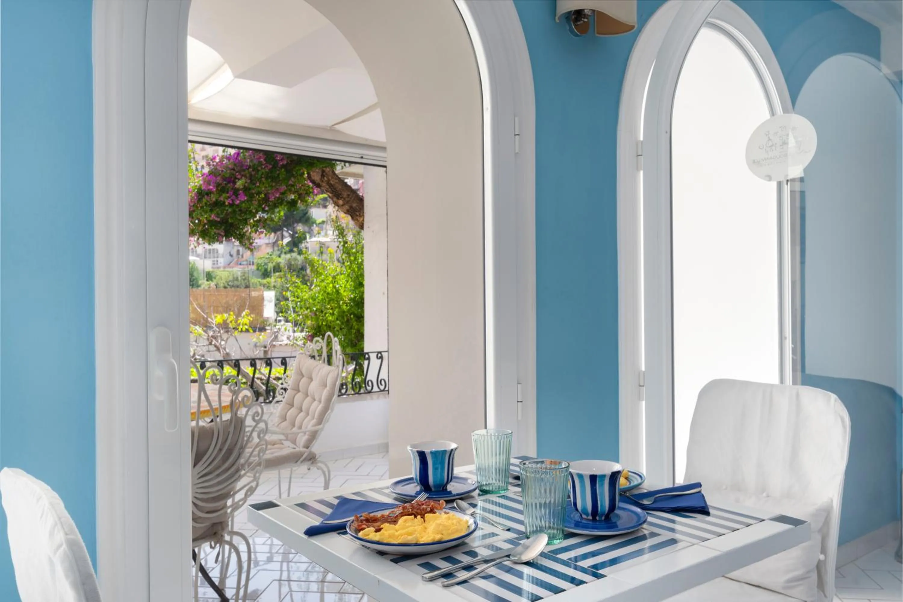 Restaurant/places to eat in Hotel Bougainville