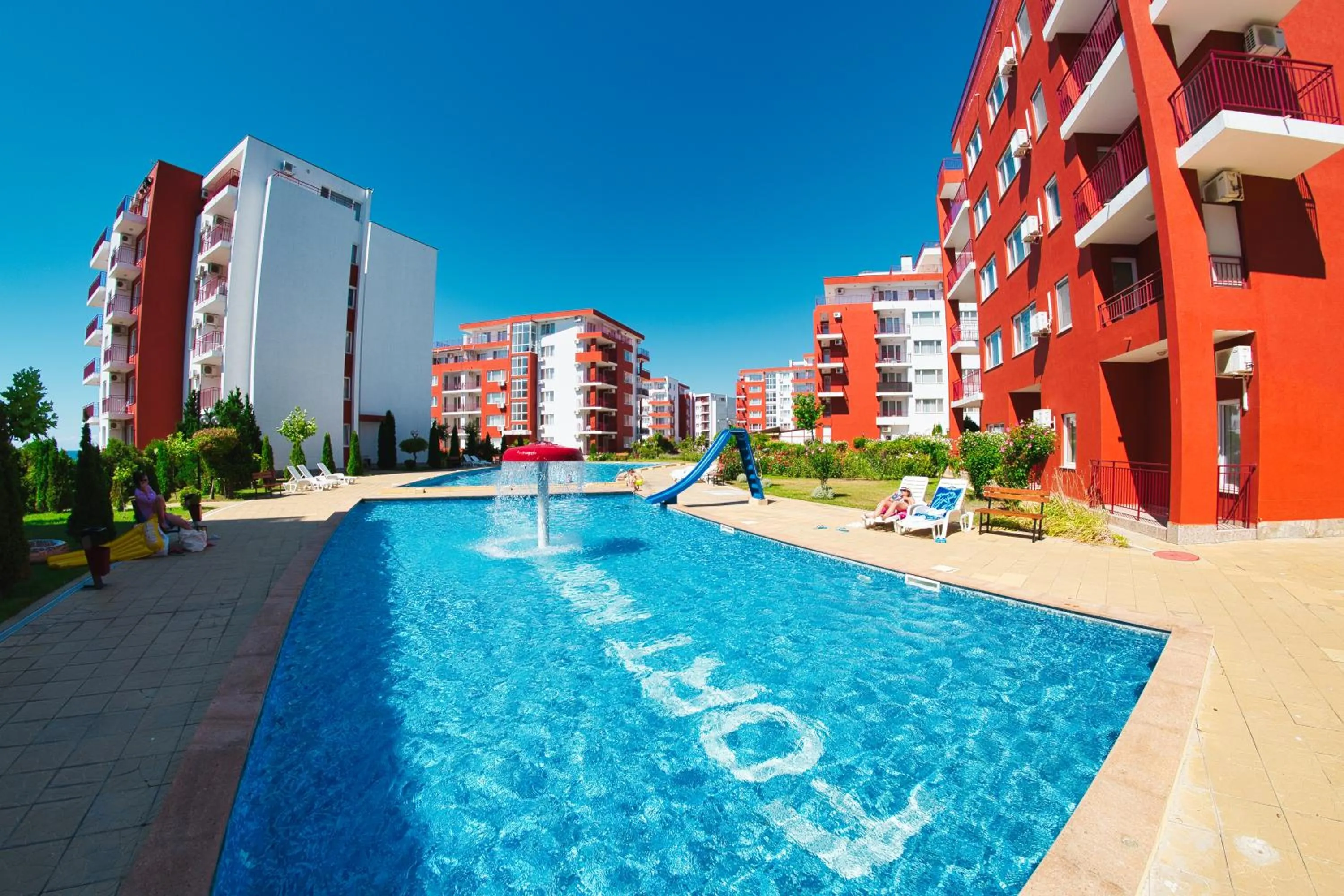 Swimming pool in Marina View Fort Beach