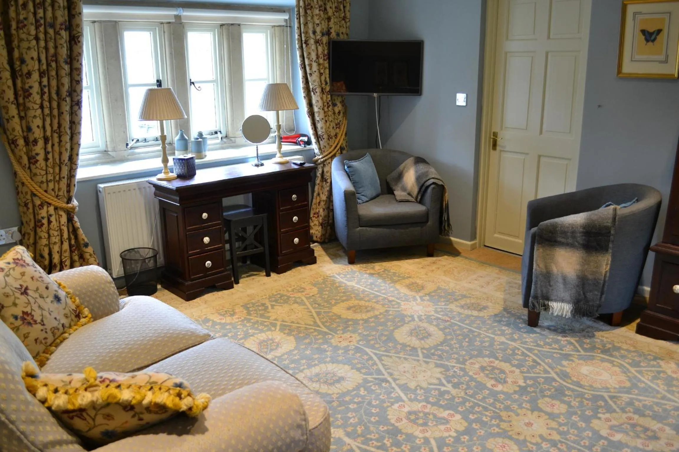 Photo of the whole room, Bed in Maplestone