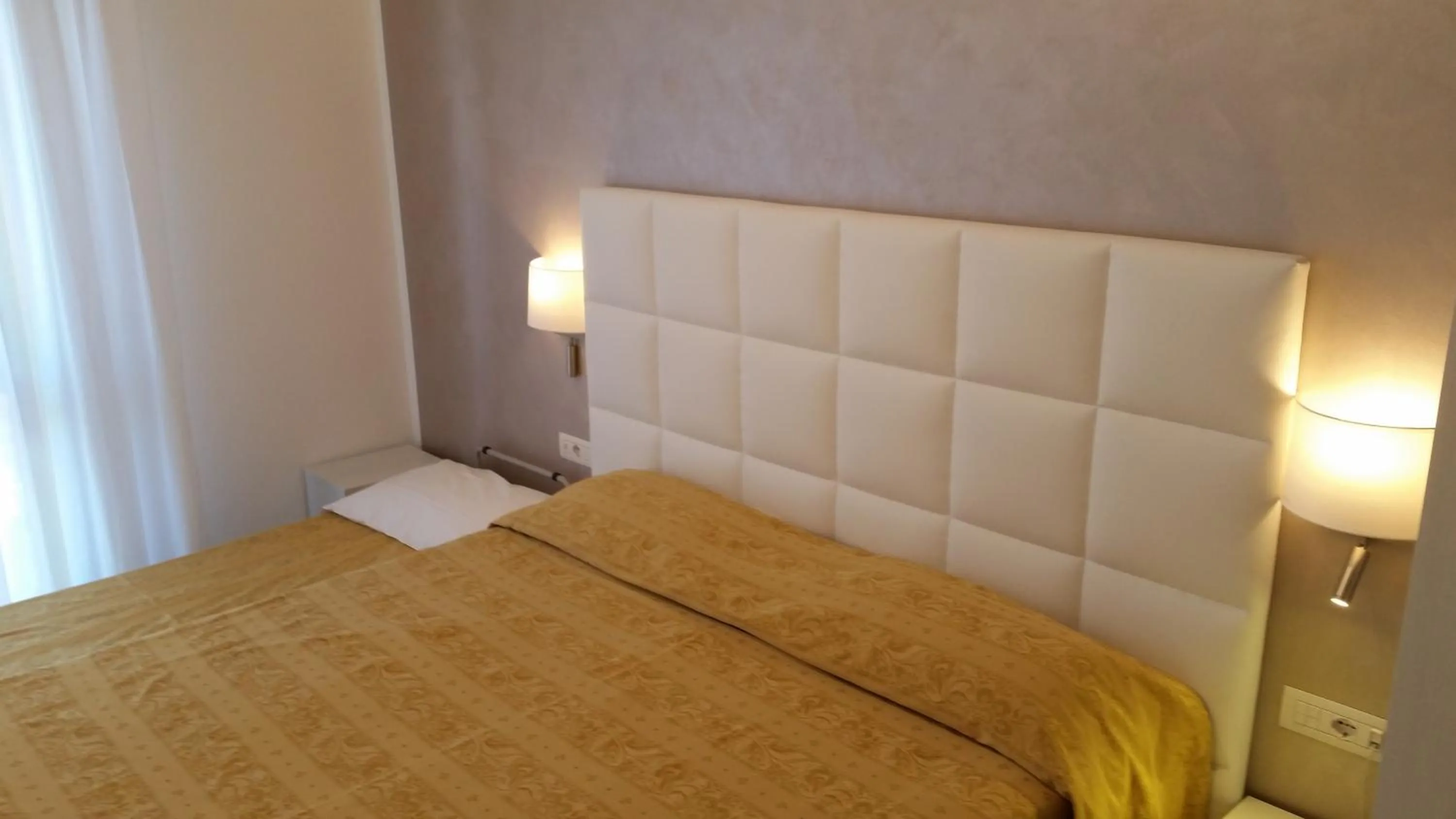 Decorative detail, Bed in Hotel Acapulco