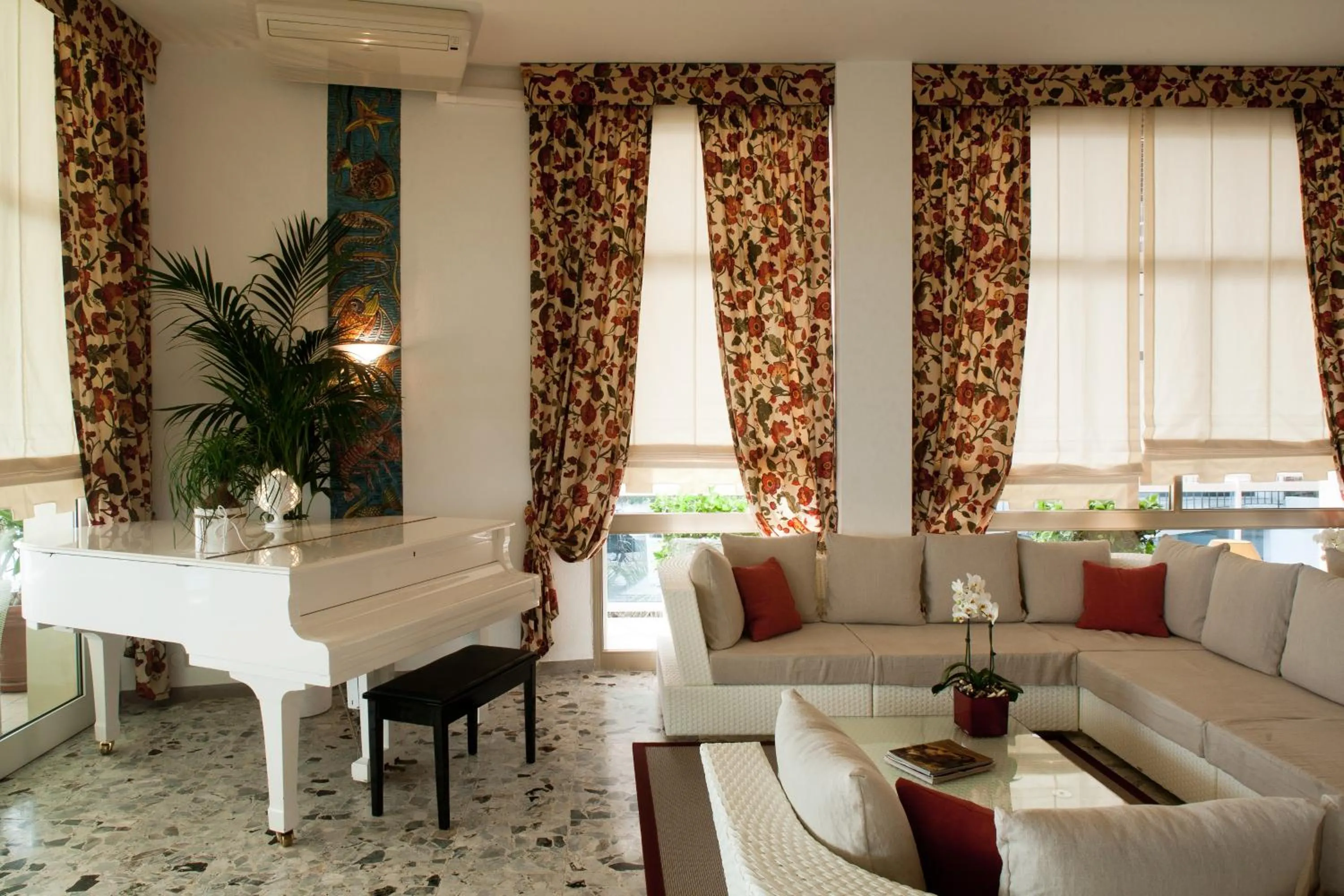 Communal lounge/ TV room in Hotel Canarie