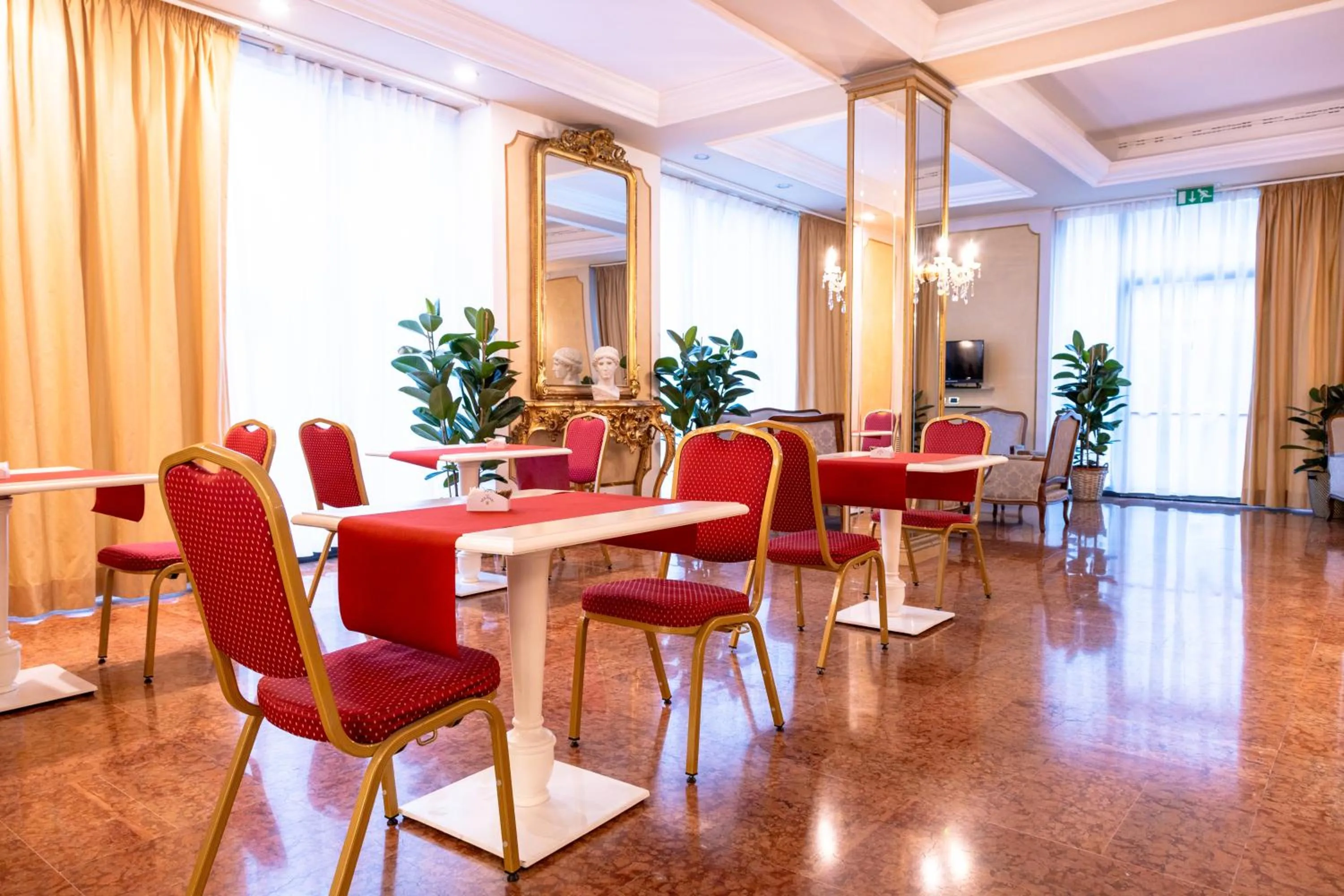 Restaurant/places to eat in Hotel Stendhal