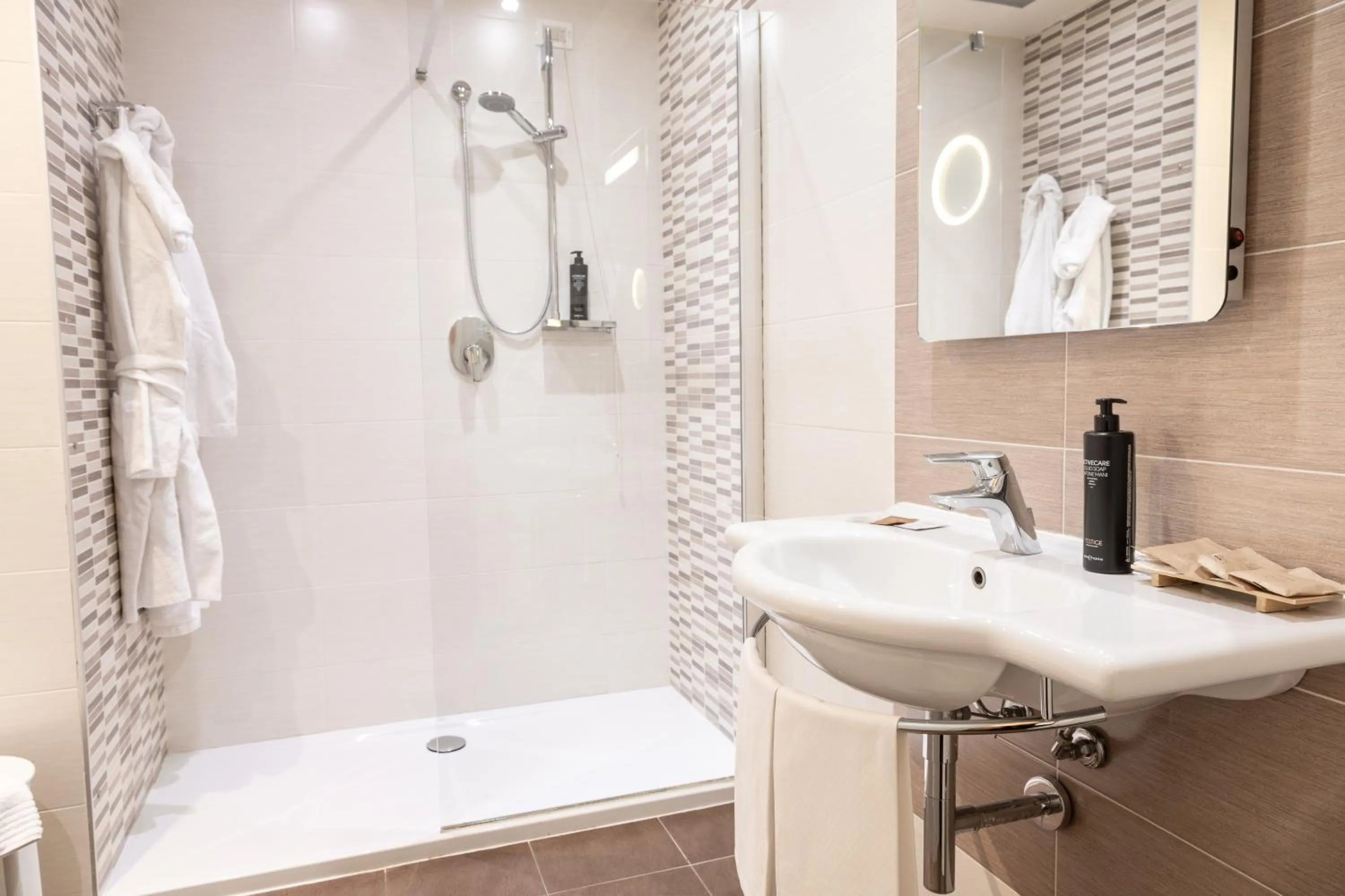 Shower in Hotel Stendhal