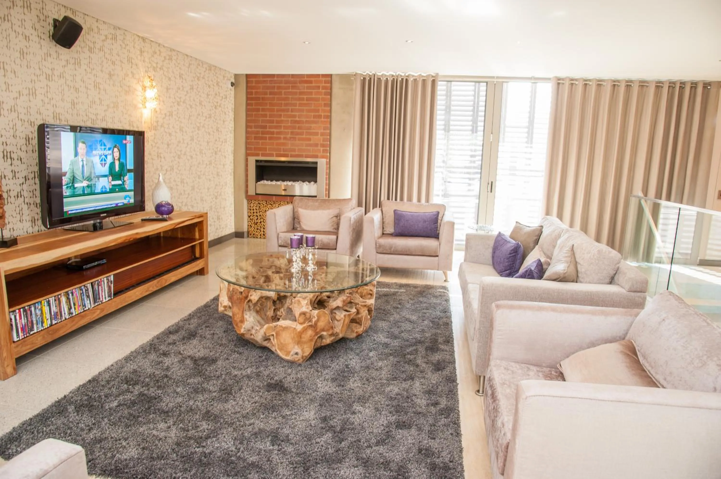 Communal lounge/ TV room in Menlyn Boutique Hotel
