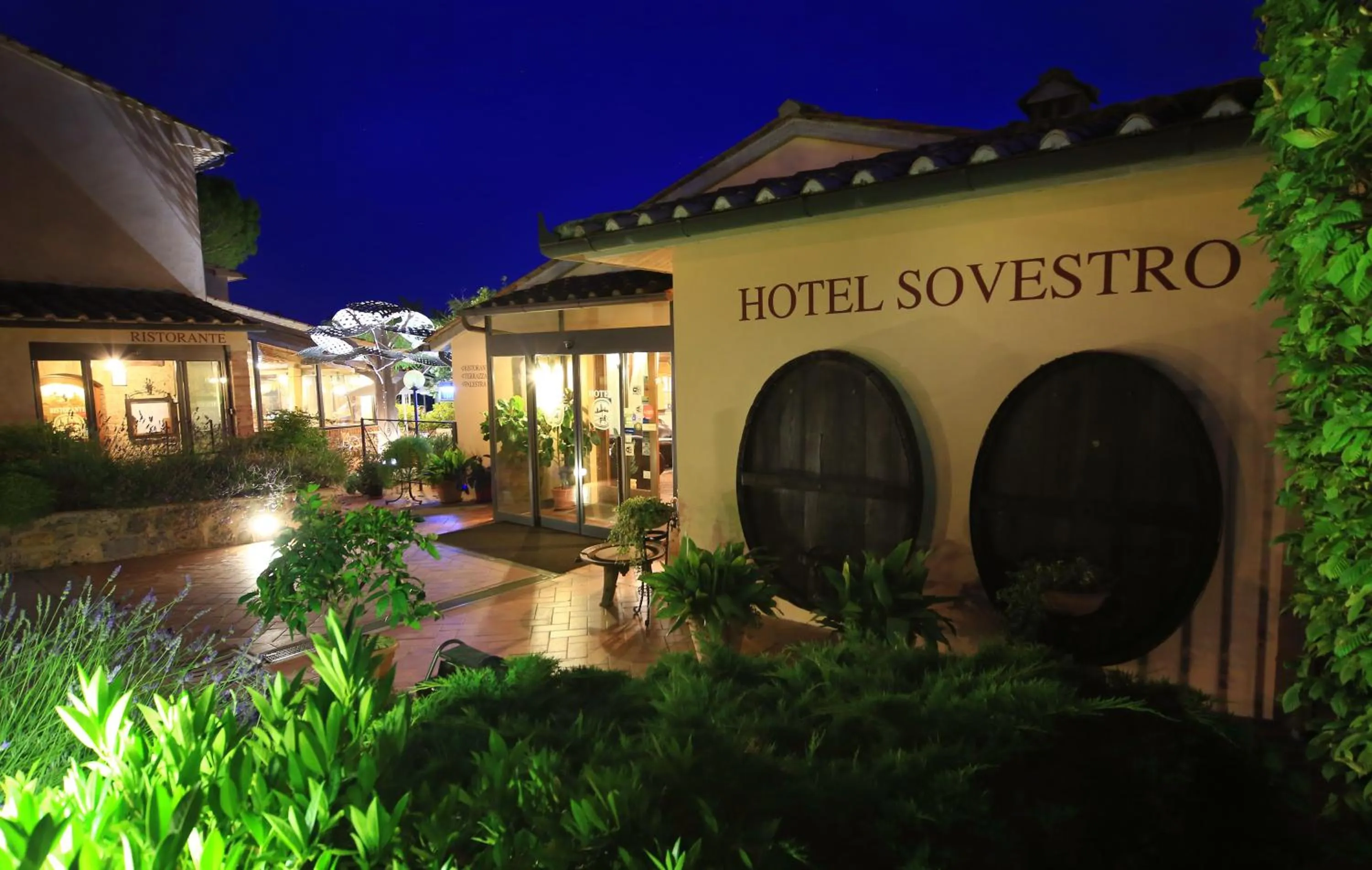 Facade/entrance in Hotel Sovestro