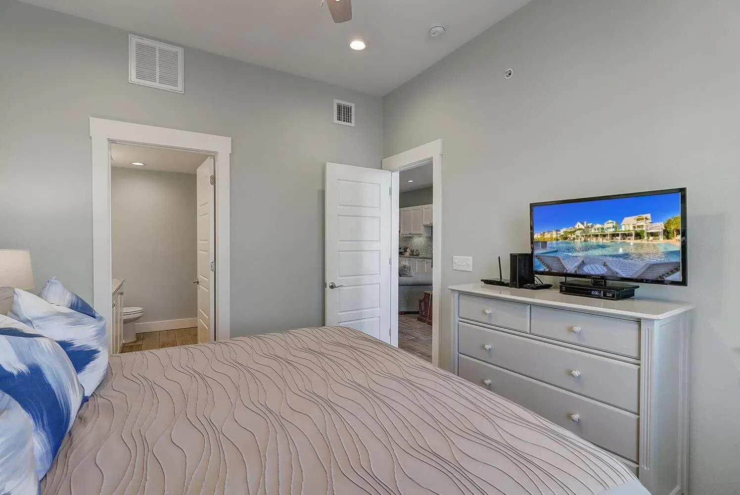 Other, Bed in Shells on the Beach TC 2104