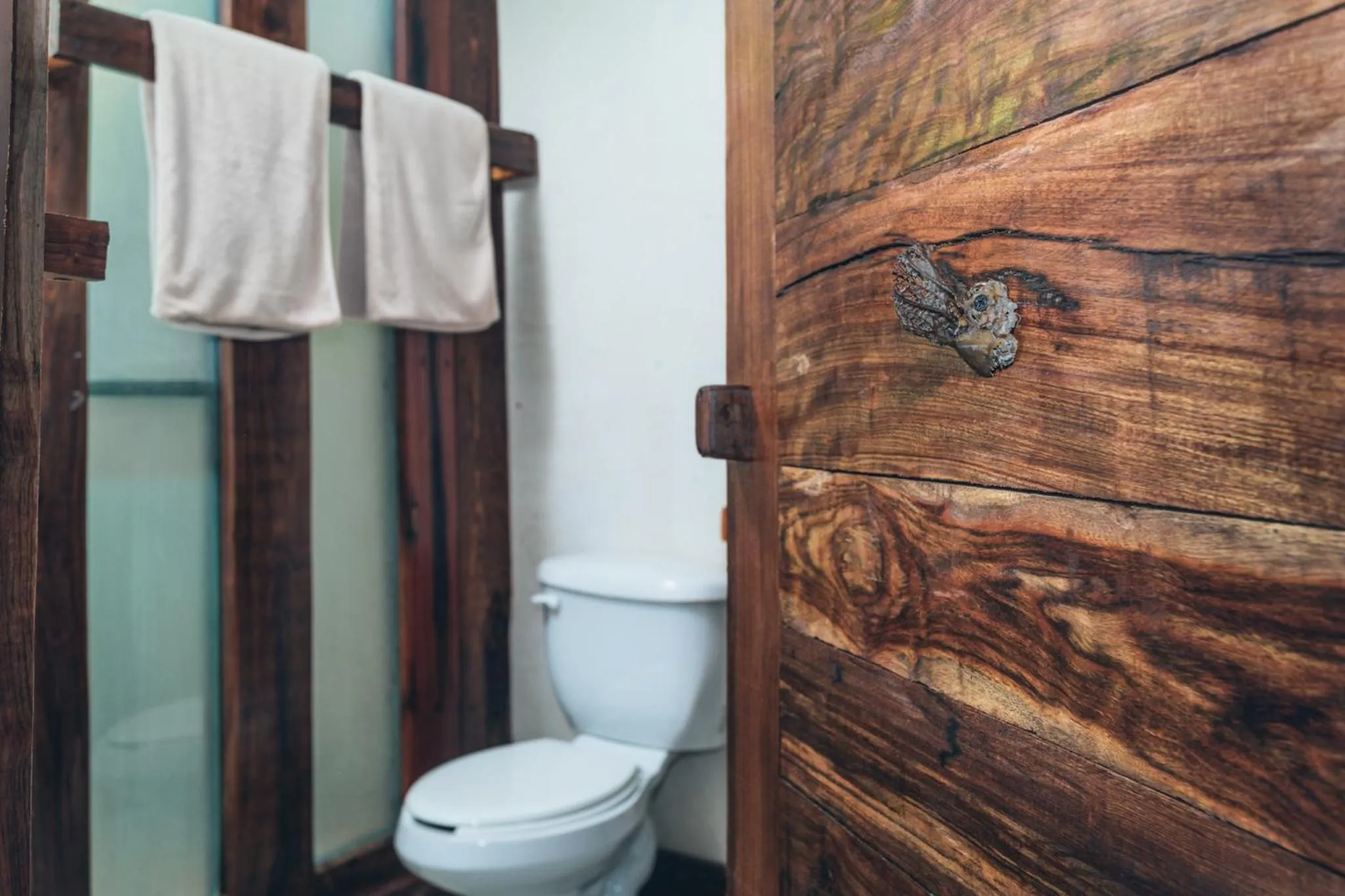 Toilet in Embajada Universal By La Eufemia Group