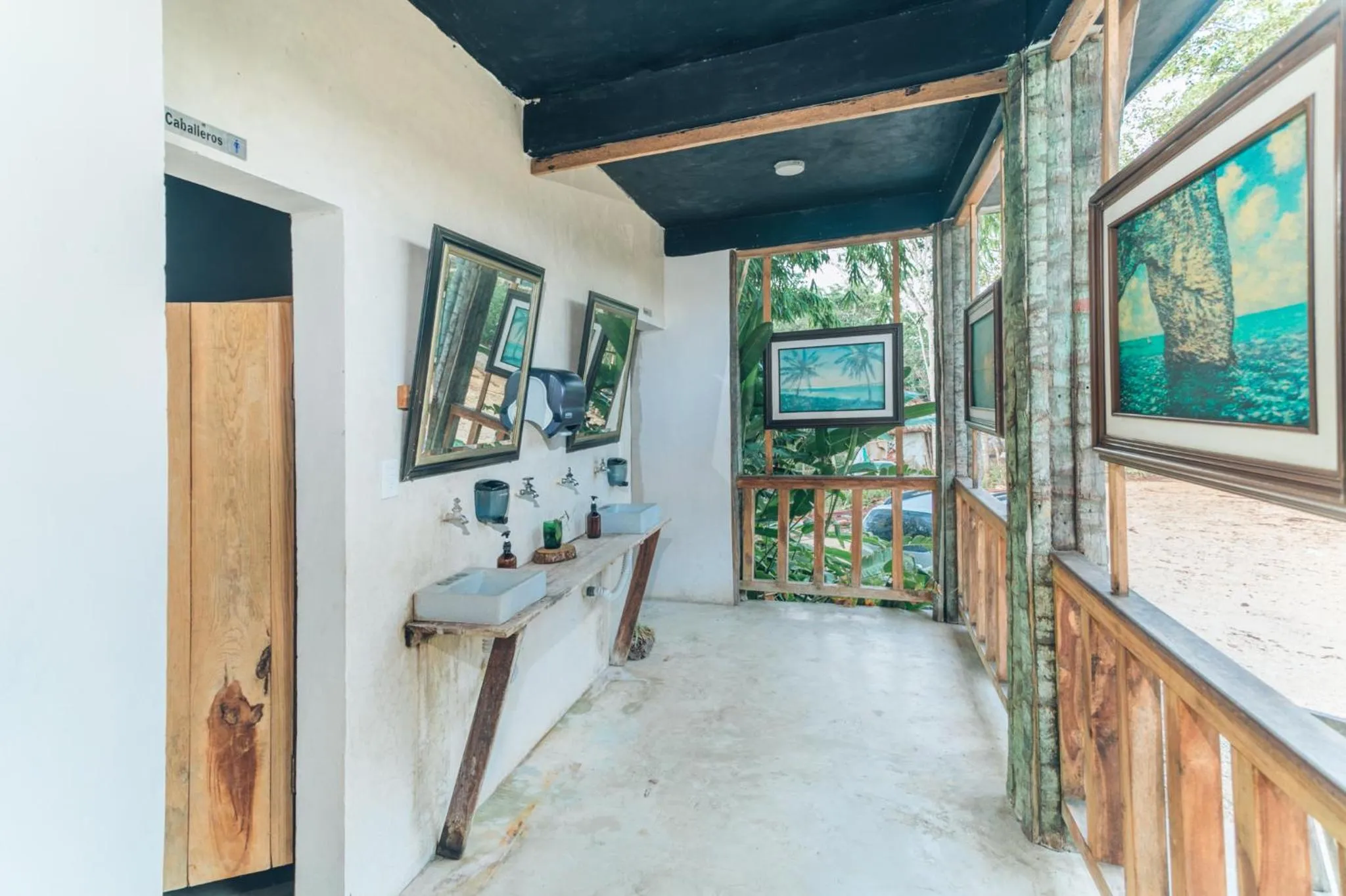 Public Bath in Embajada Universal By La Eufemia Group