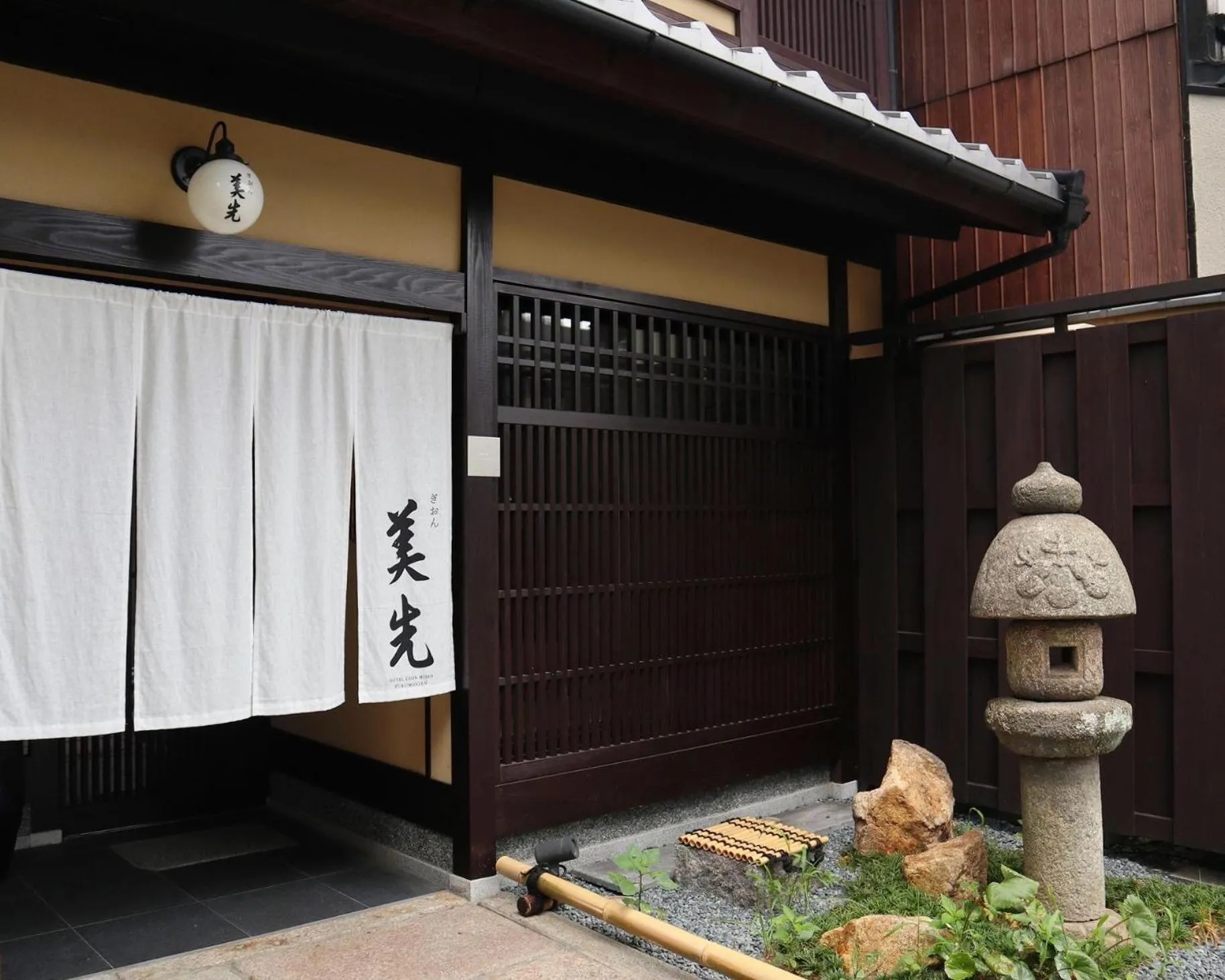 Property building in Gion Misen Furumonzen