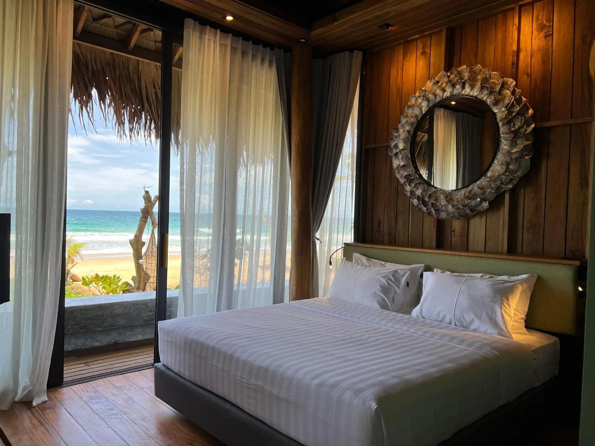 Bed in Sealord Naithon Beachfront Villa