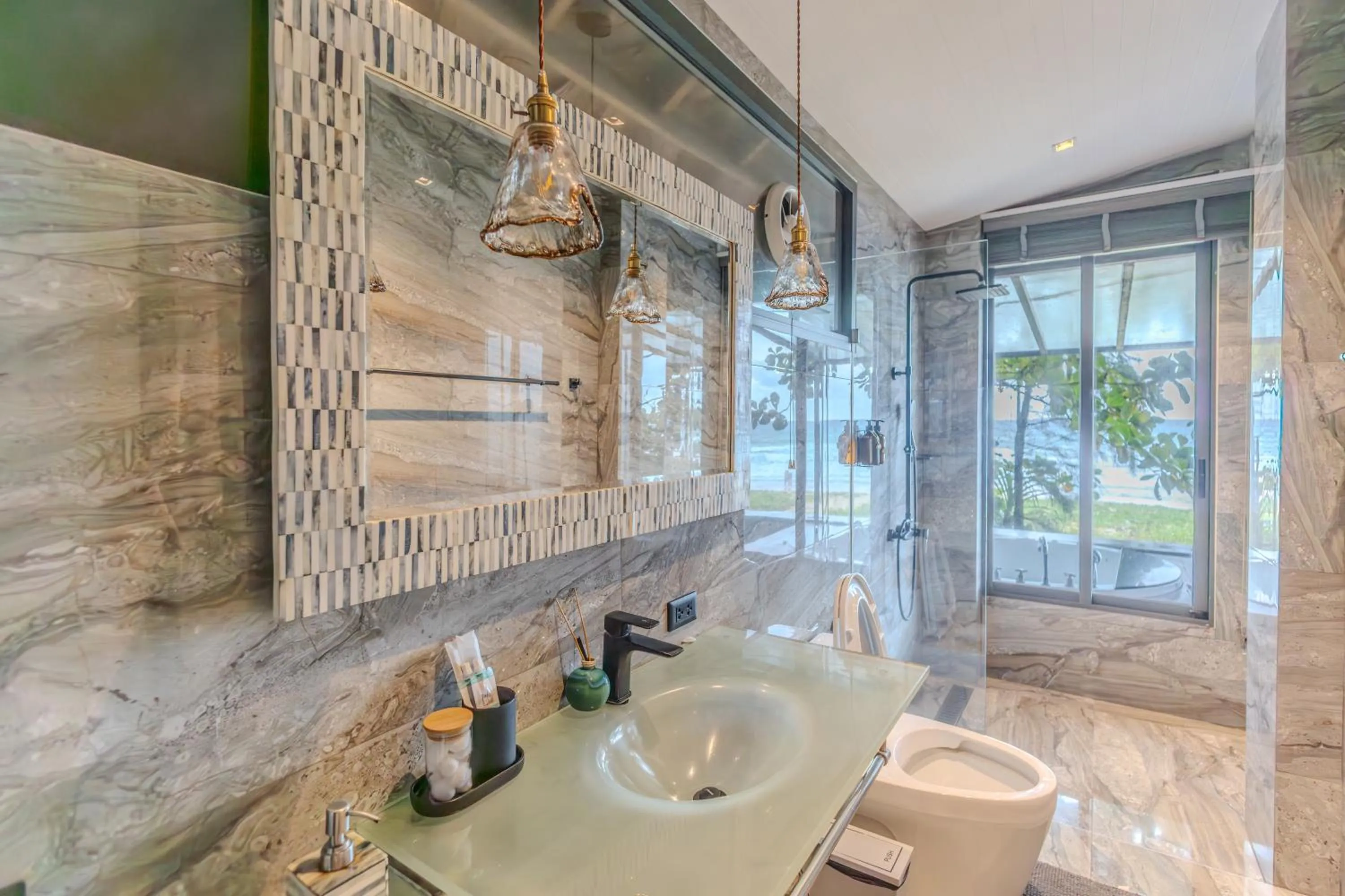 Sealord Naithon Beachfront Villa