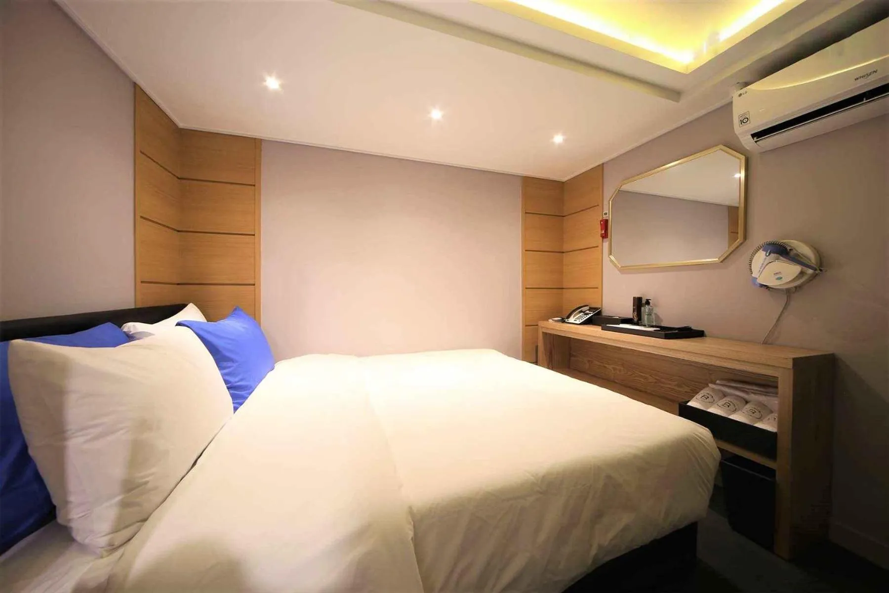 Photo of the whole room, Bed in Bay 202 Hotel