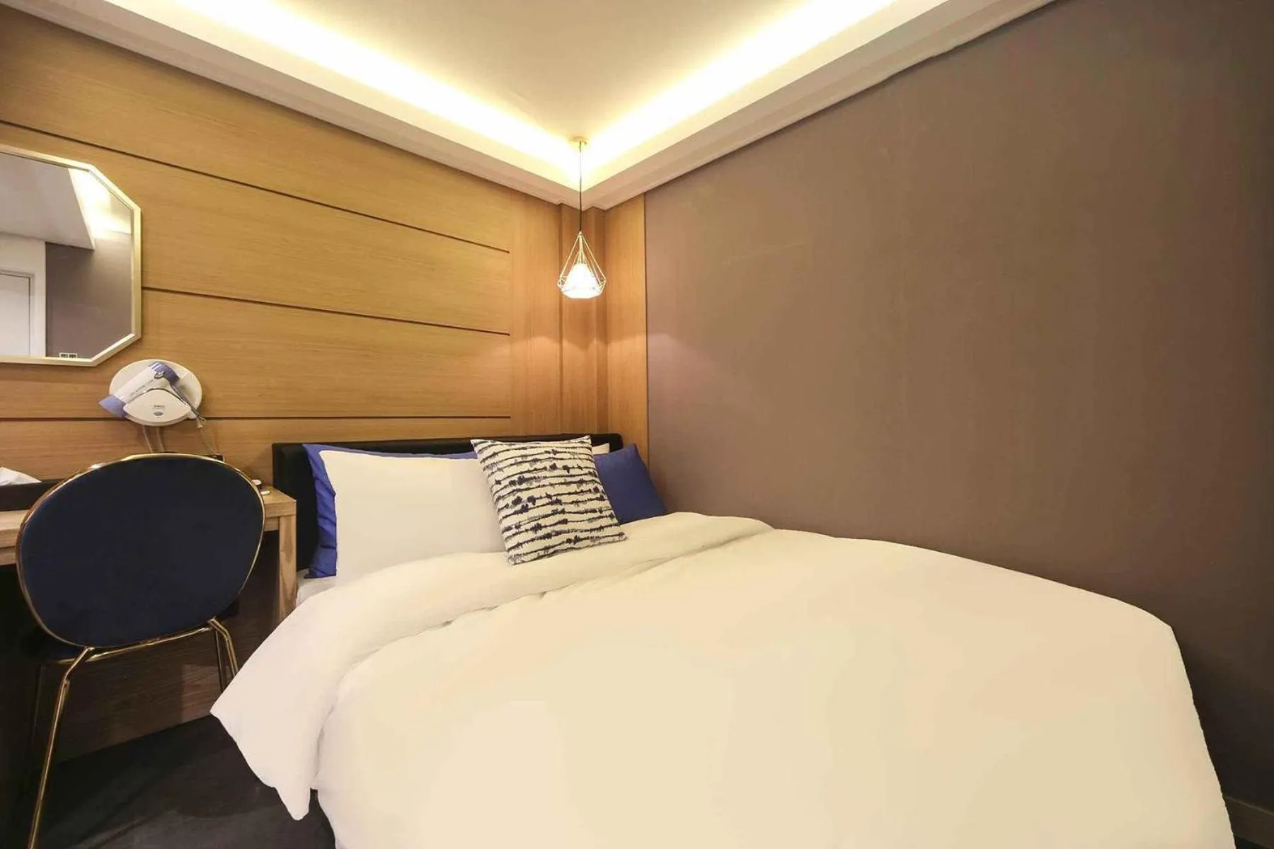 Photo of the whole room, Bed in Bay 202 Hotel