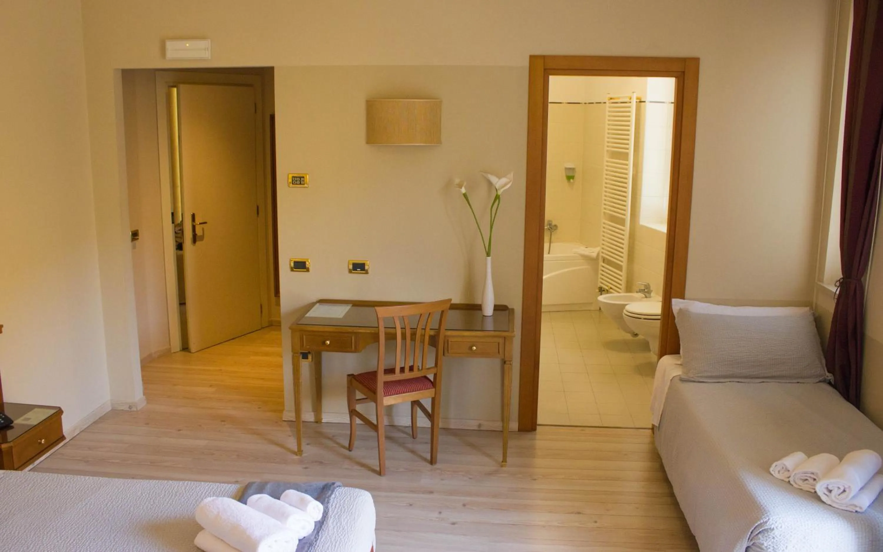 Bathroom, Bed in Hotel Valentino