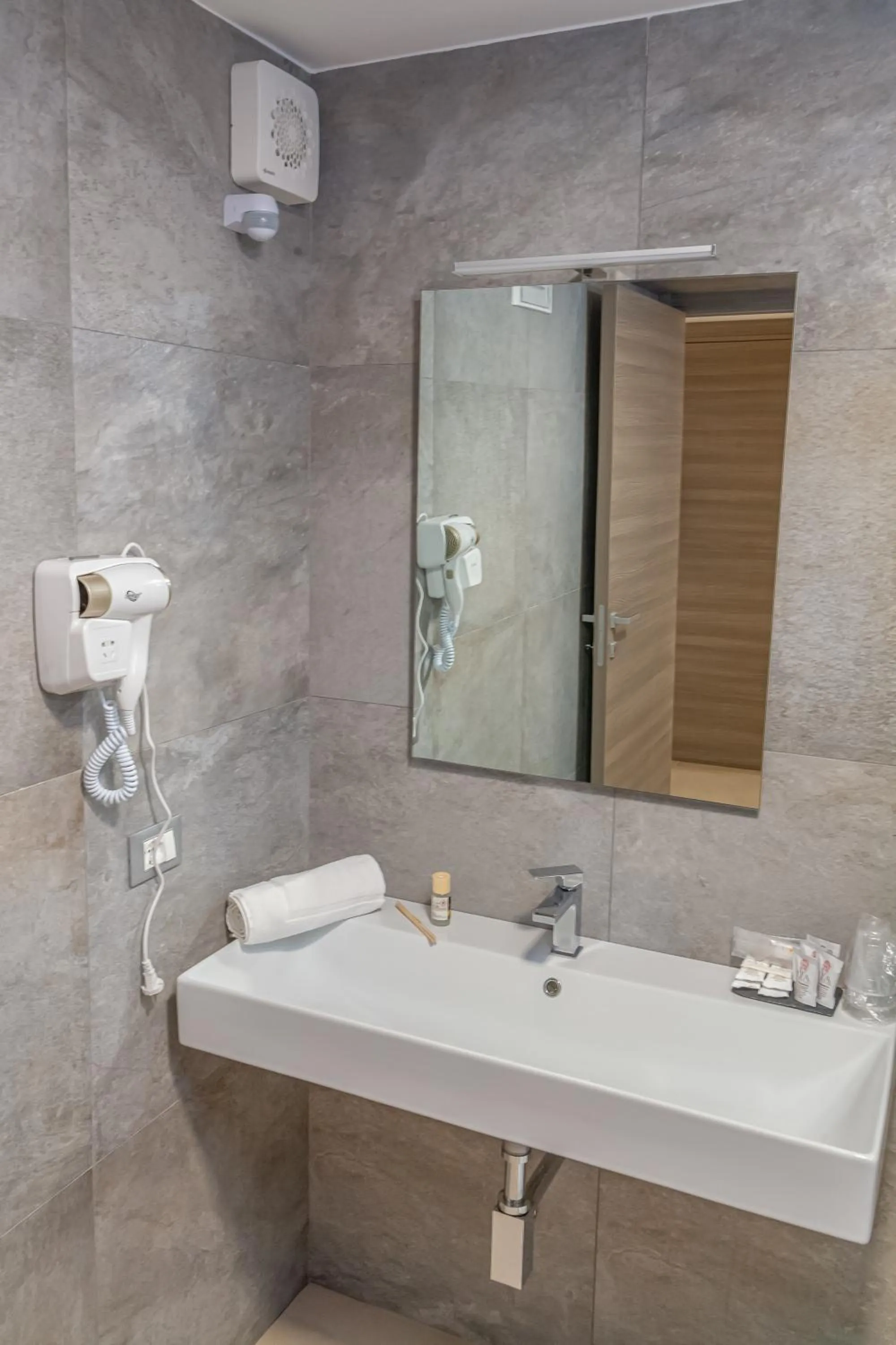 Bathroom in Isgrò Rooms