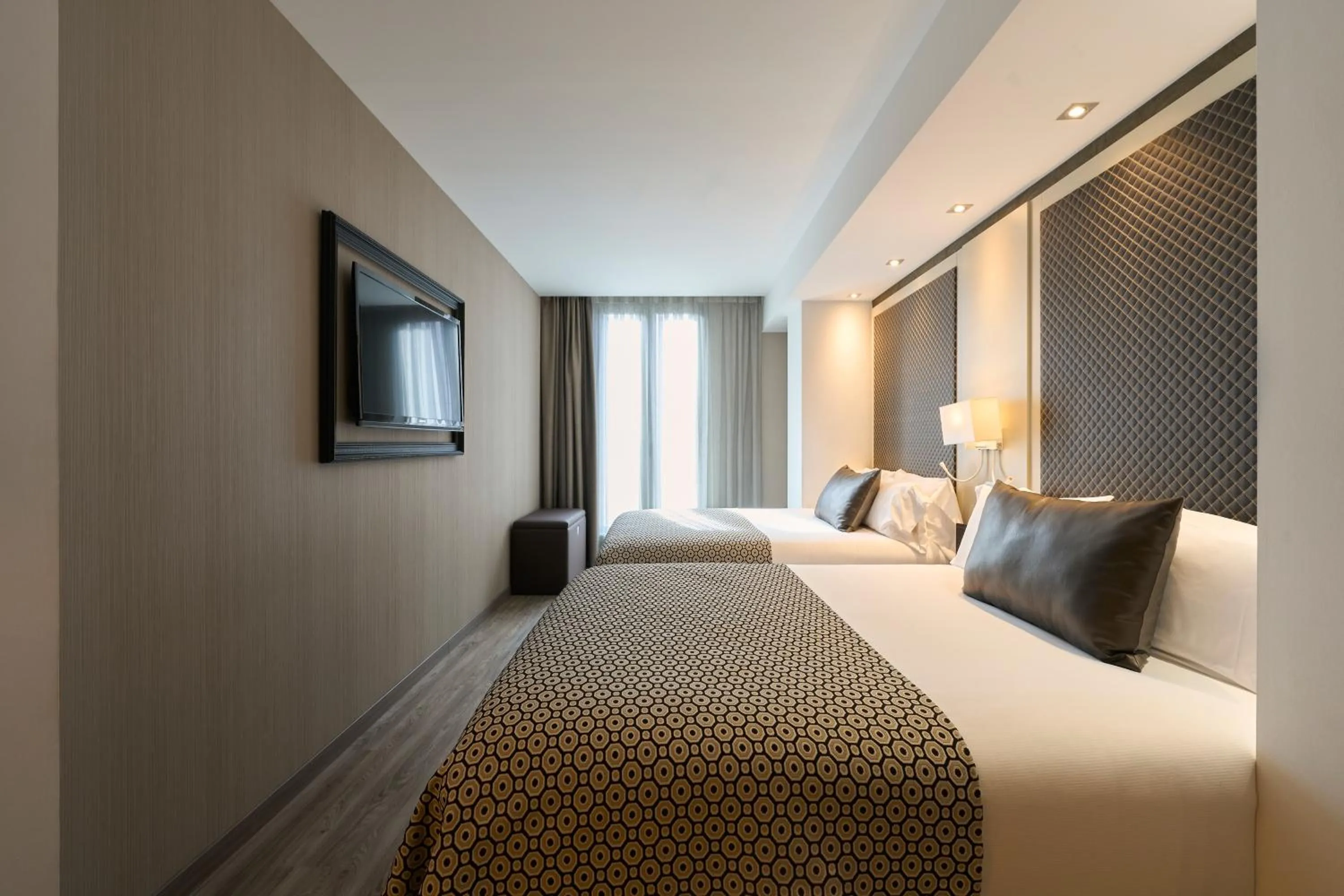 Bed in Catalonia Square 4* Sup