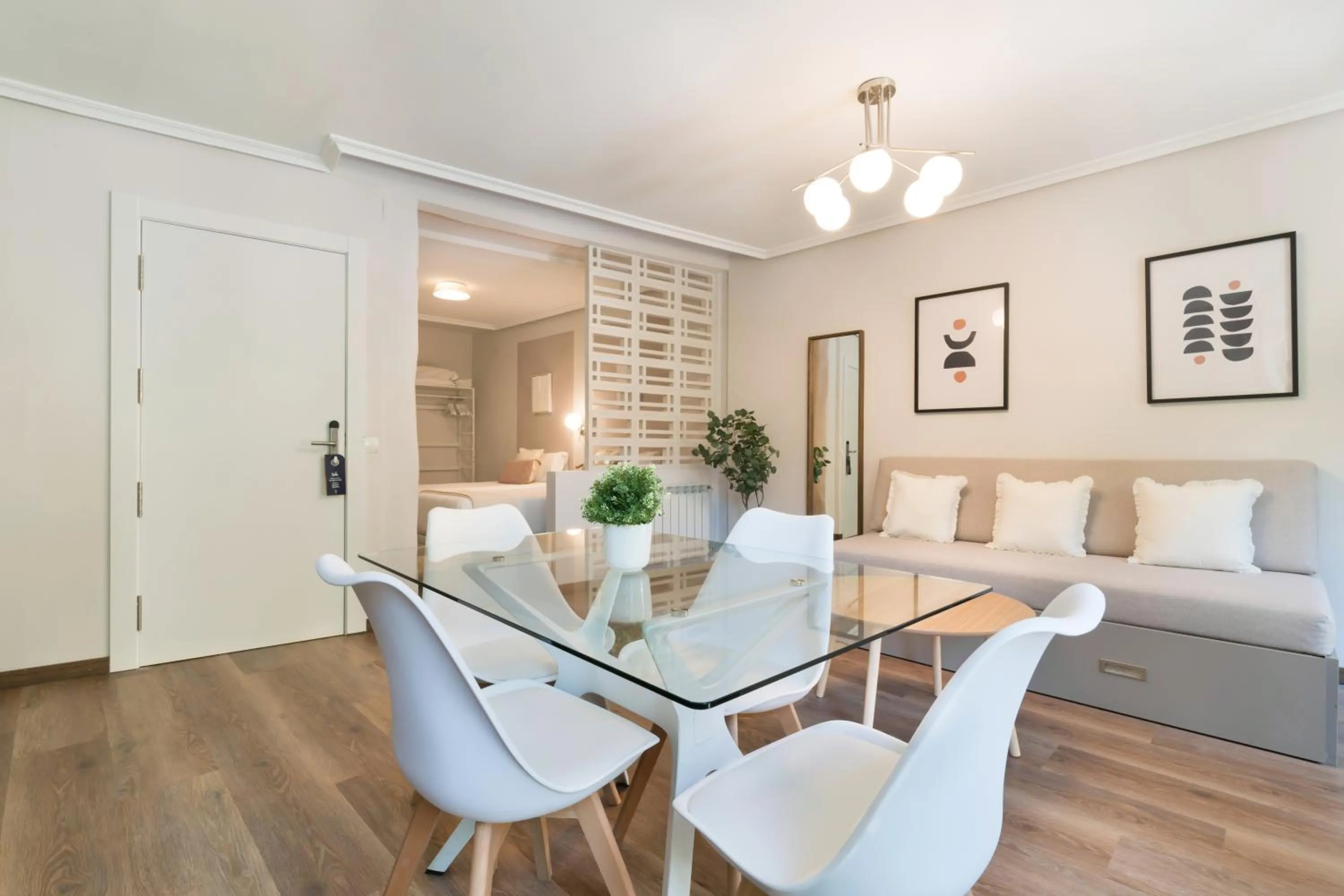 Photo of the whole room in Roisa Centro