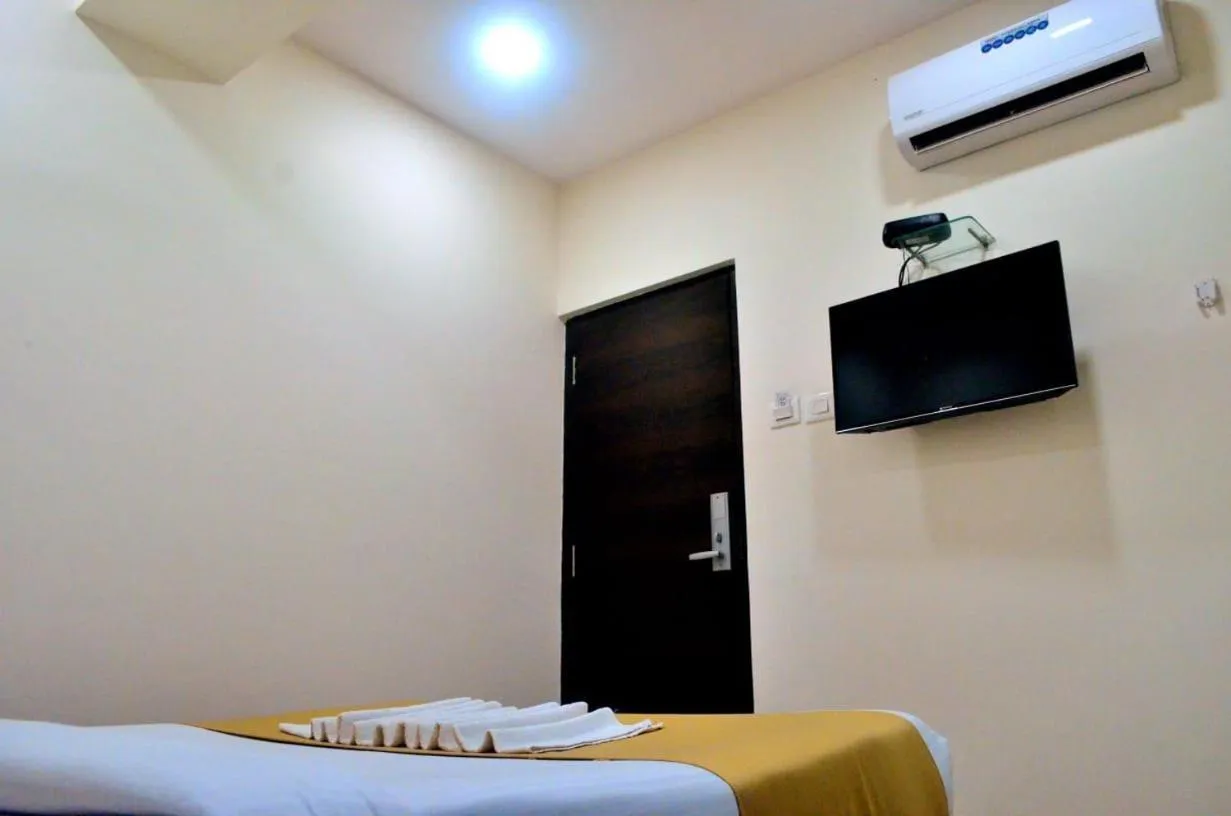 Bed in THE BEST HOTEL MUMBAI