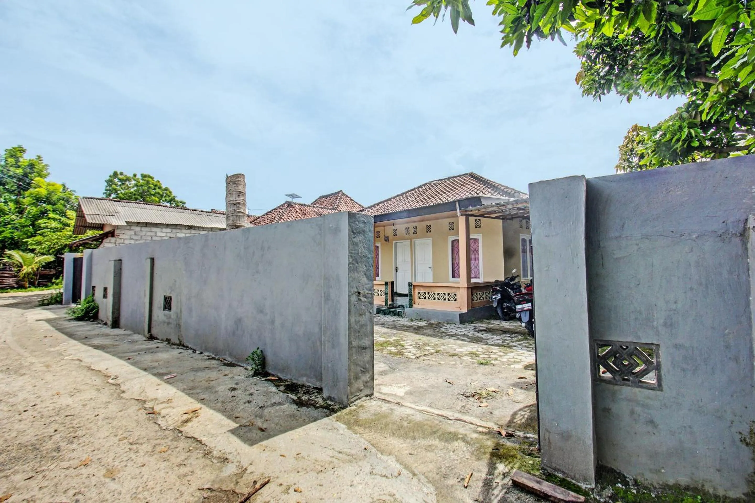 Facade/entrance in Hotel O Zahira Homestay Near Ekas Surf School and Service