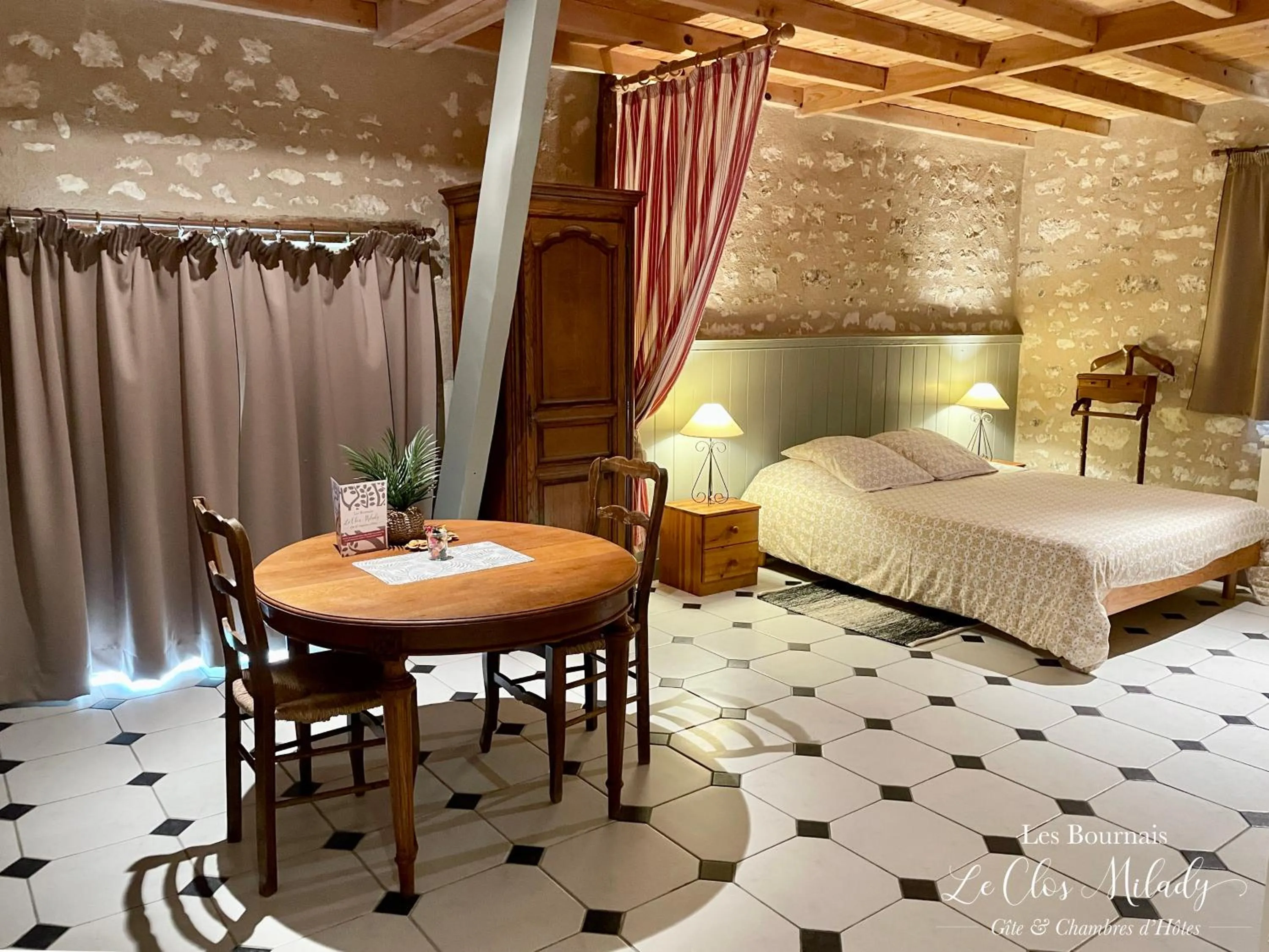 Bed in Chambres d'Hôtes Les Bournais - Le Clos Milady