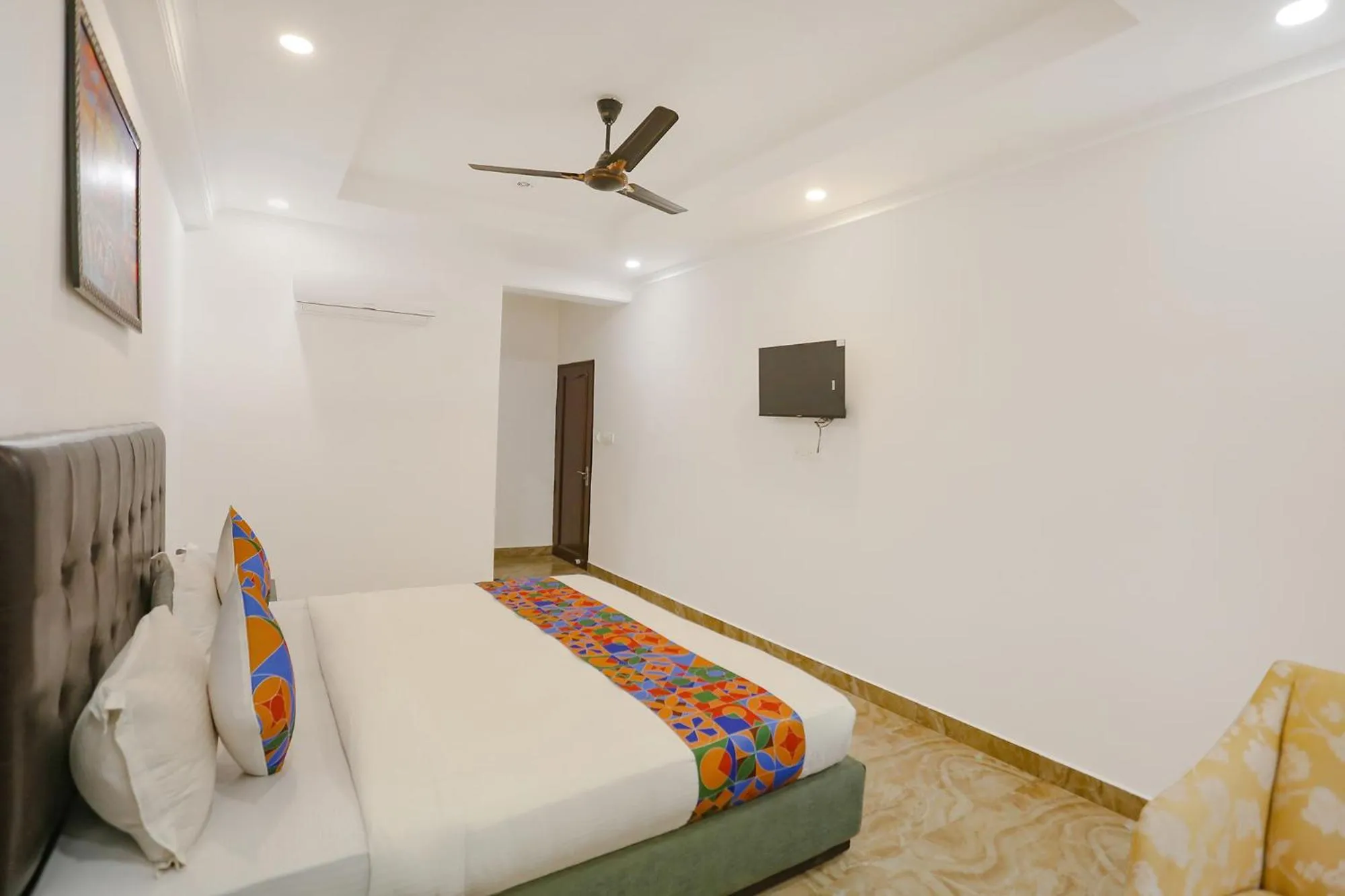 TV and multimedia, Bed in FabExpress Taj Residency - Nr Yashobhoomi Convention Centre