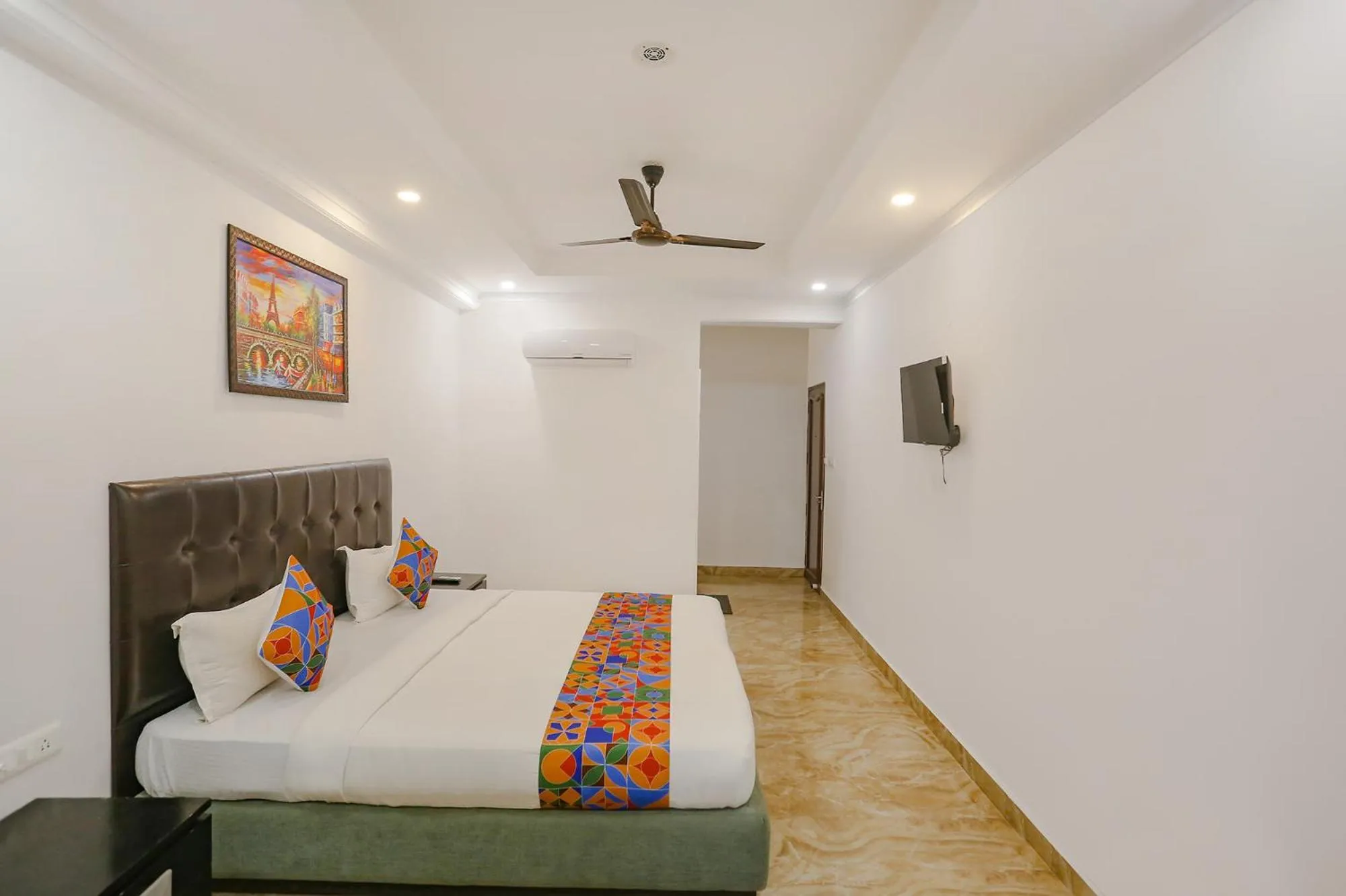 TV and multimedia, Bed in FabExpress Taj Residency - Nr Yashobhoomi Convention Centre