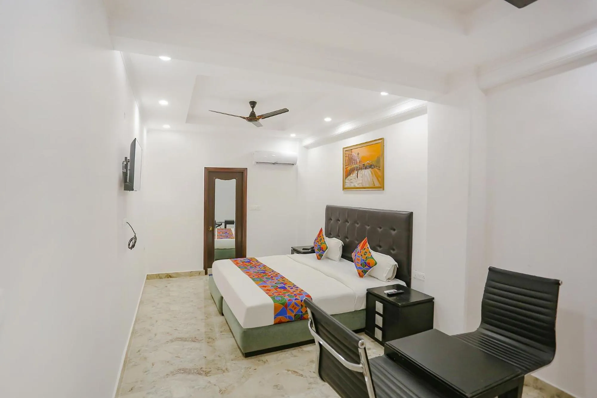 TV and multimedia, Bed in FabExpress Taj Residency - Nr Yashobhoomi Convention Centre