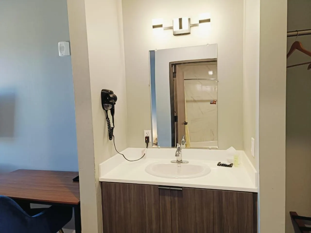 Bathroom in Champion Inn Motel By OYO Hwy 59 Shepherd