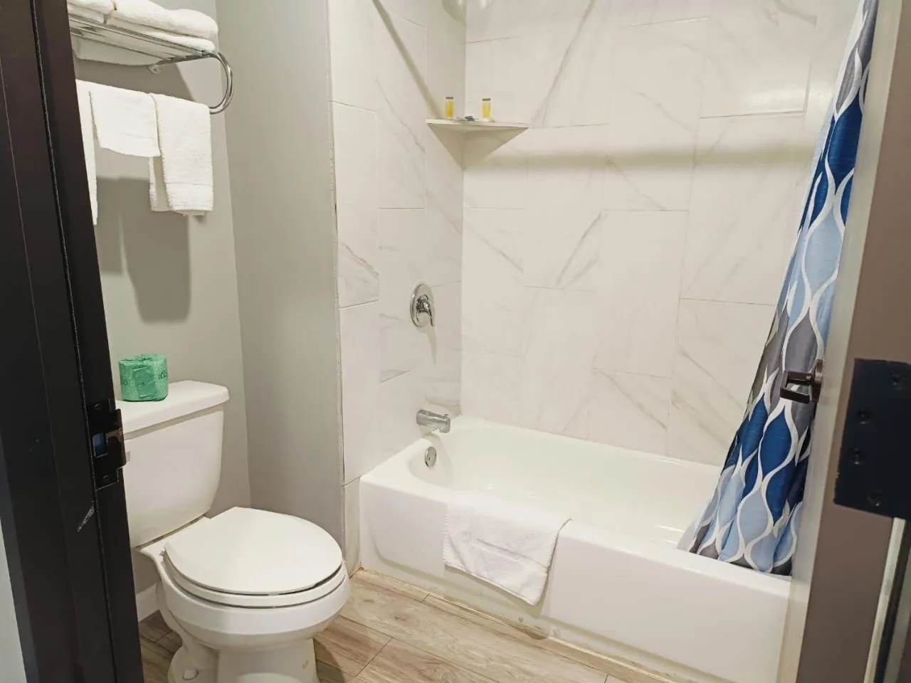 Bathroom in Champion Inn Motel By OYO Hwy 59 Shepherd