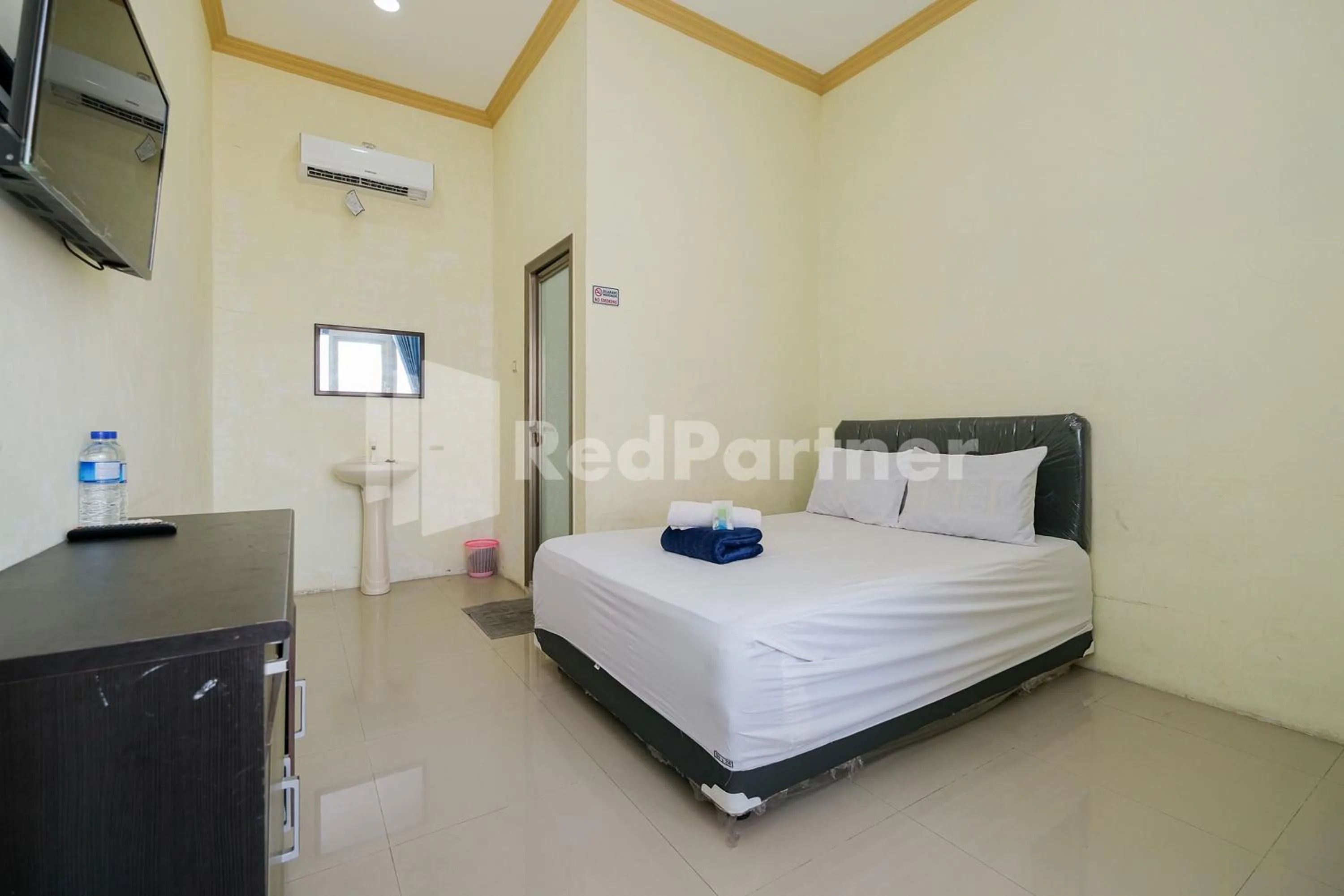 Bed in Grand Kencana Guesthouse Syariah near Wisata Bahari Lamongan