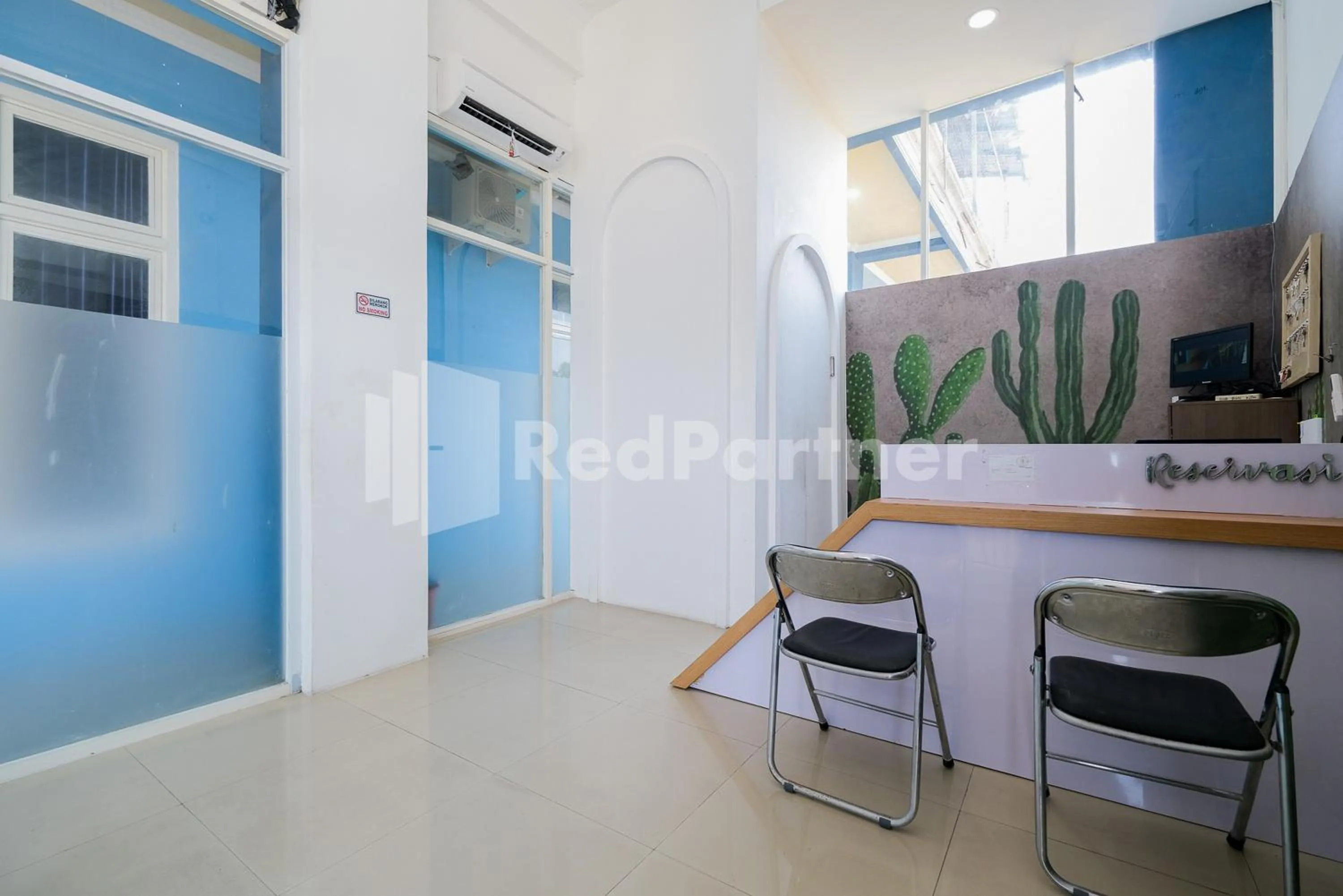 Lobby or reception in Grand Kencana Guesthouse Syariah near Wisata Bahari Lamongan