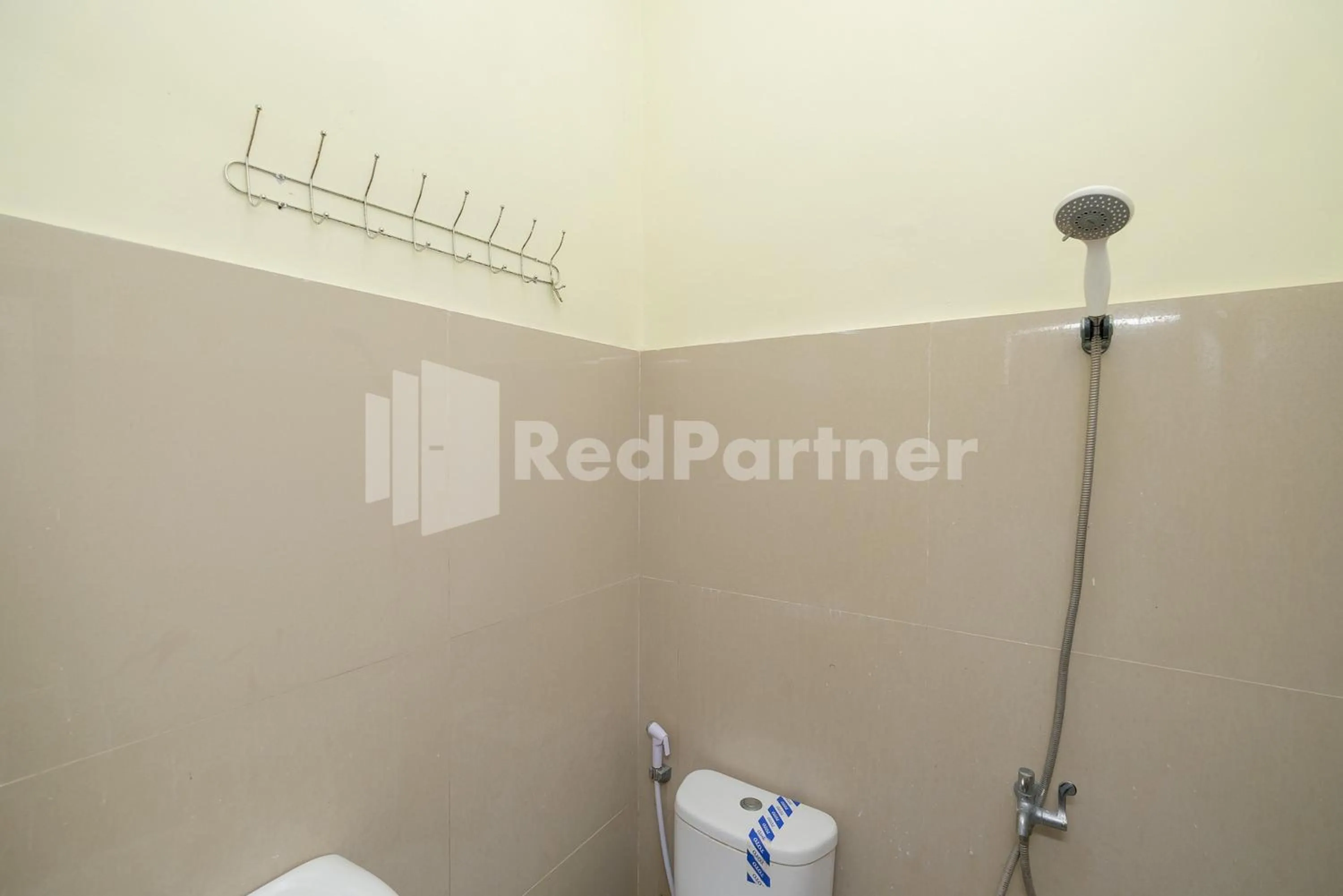 Bathroom in Grand Kencana Guesthouse Syariah near Wisata Bahari Lamongan