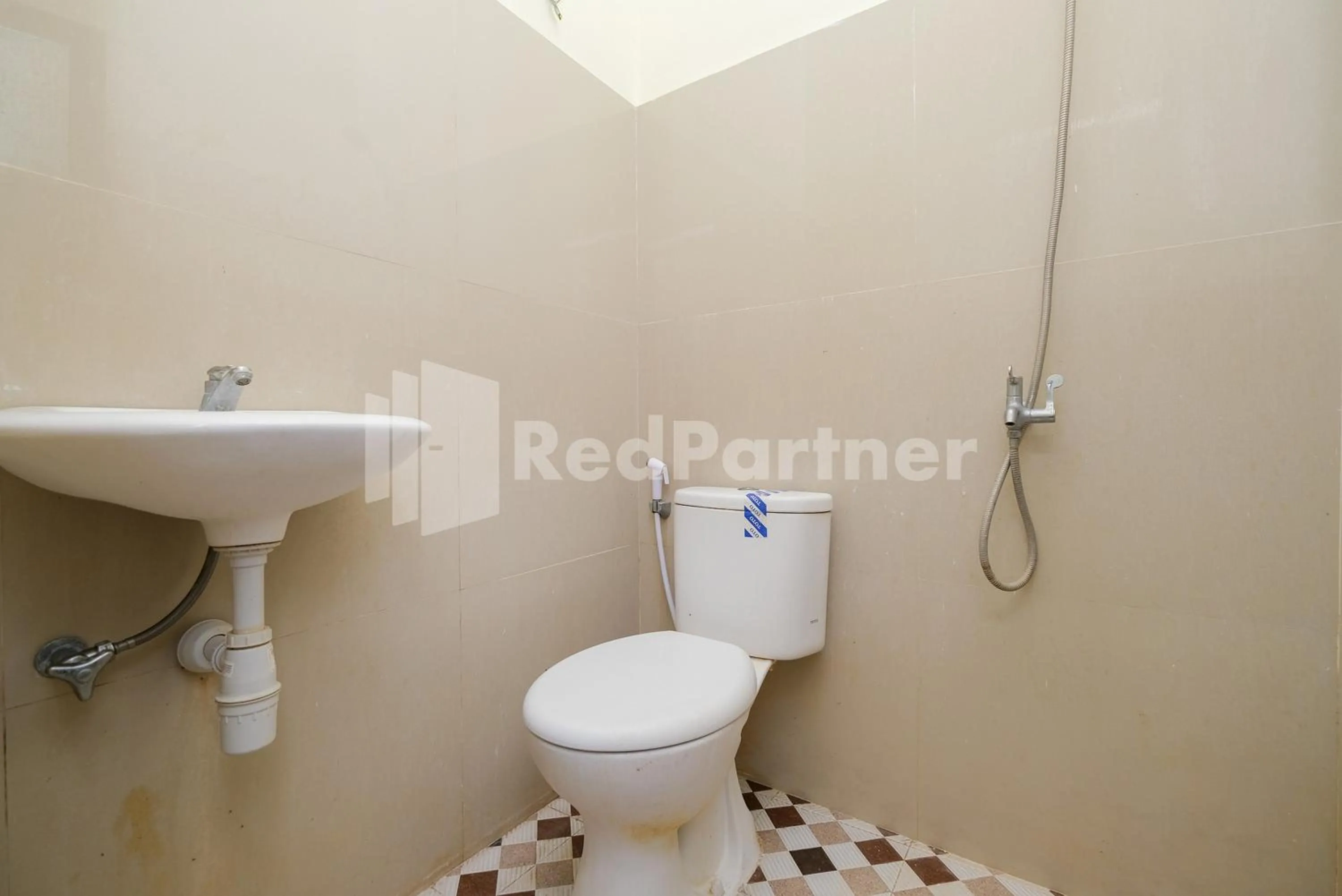 Bathroom in Grand Kencana Guesthouse Syariah near Wisata Bahari Lamongan