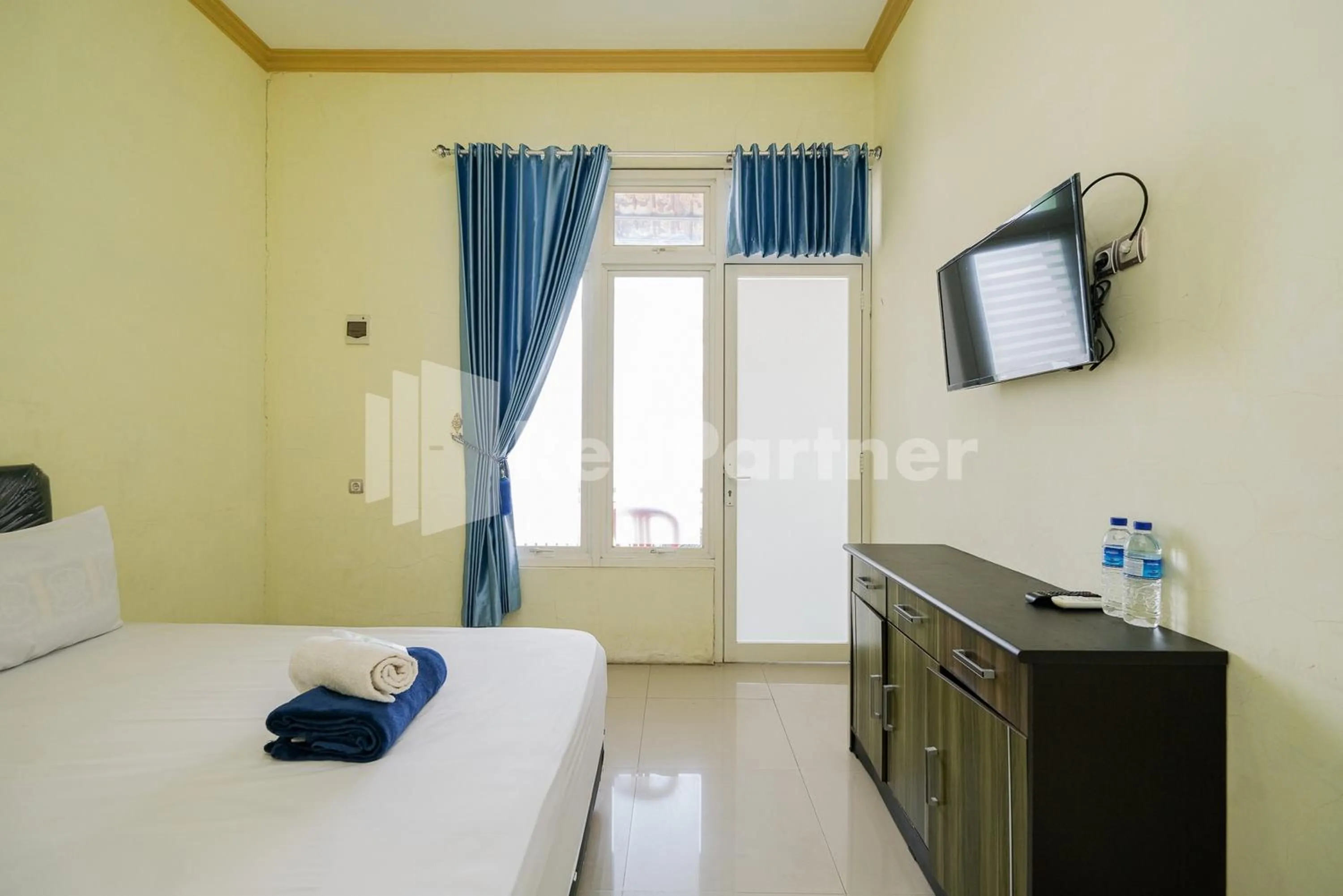 Bed in Grand Kencana Guesthouse Syariah near Wisata Bahari Lamongan