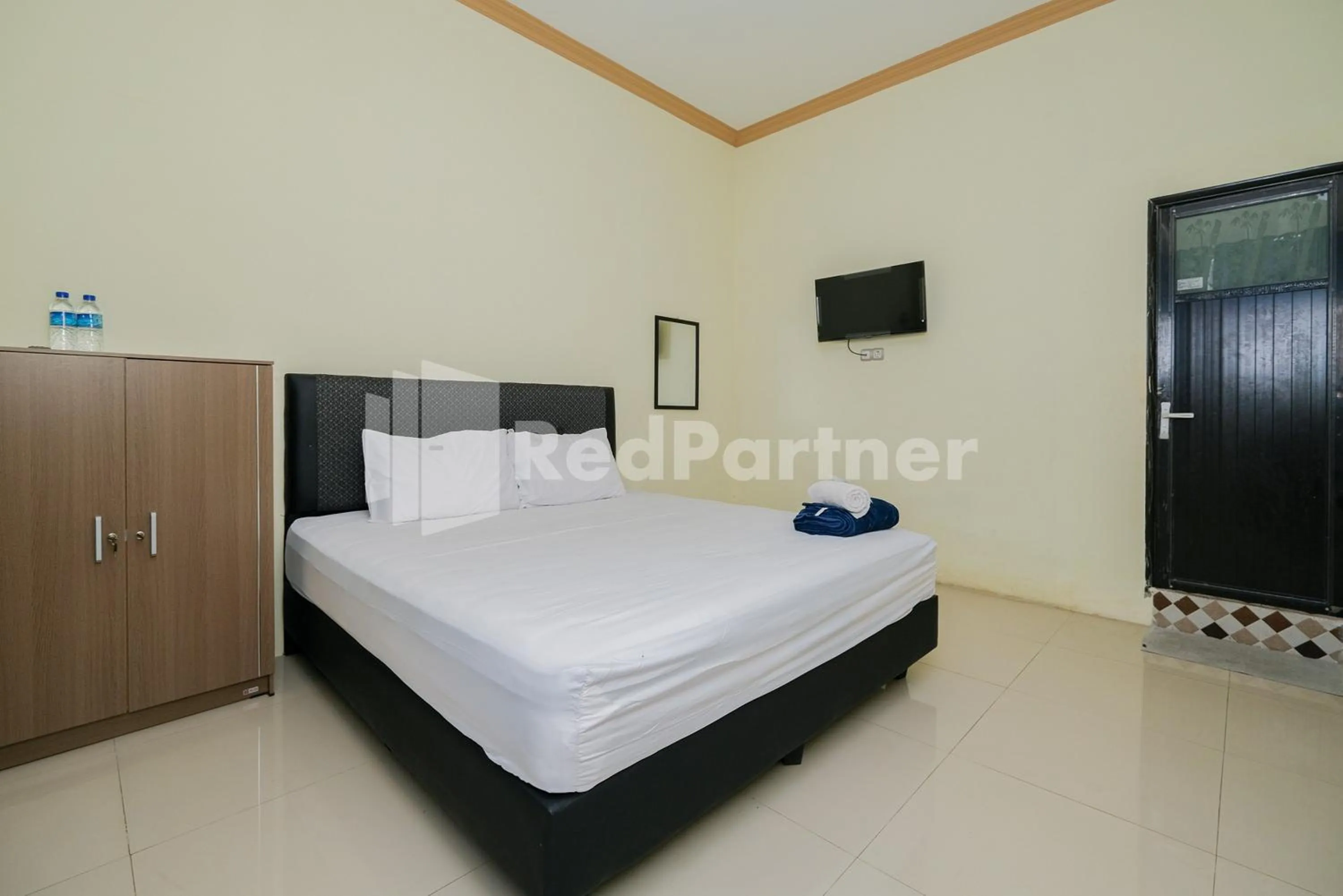 Bed in Grand Kencana Guesthouse Syariah near Wisata Bahari Lamongan