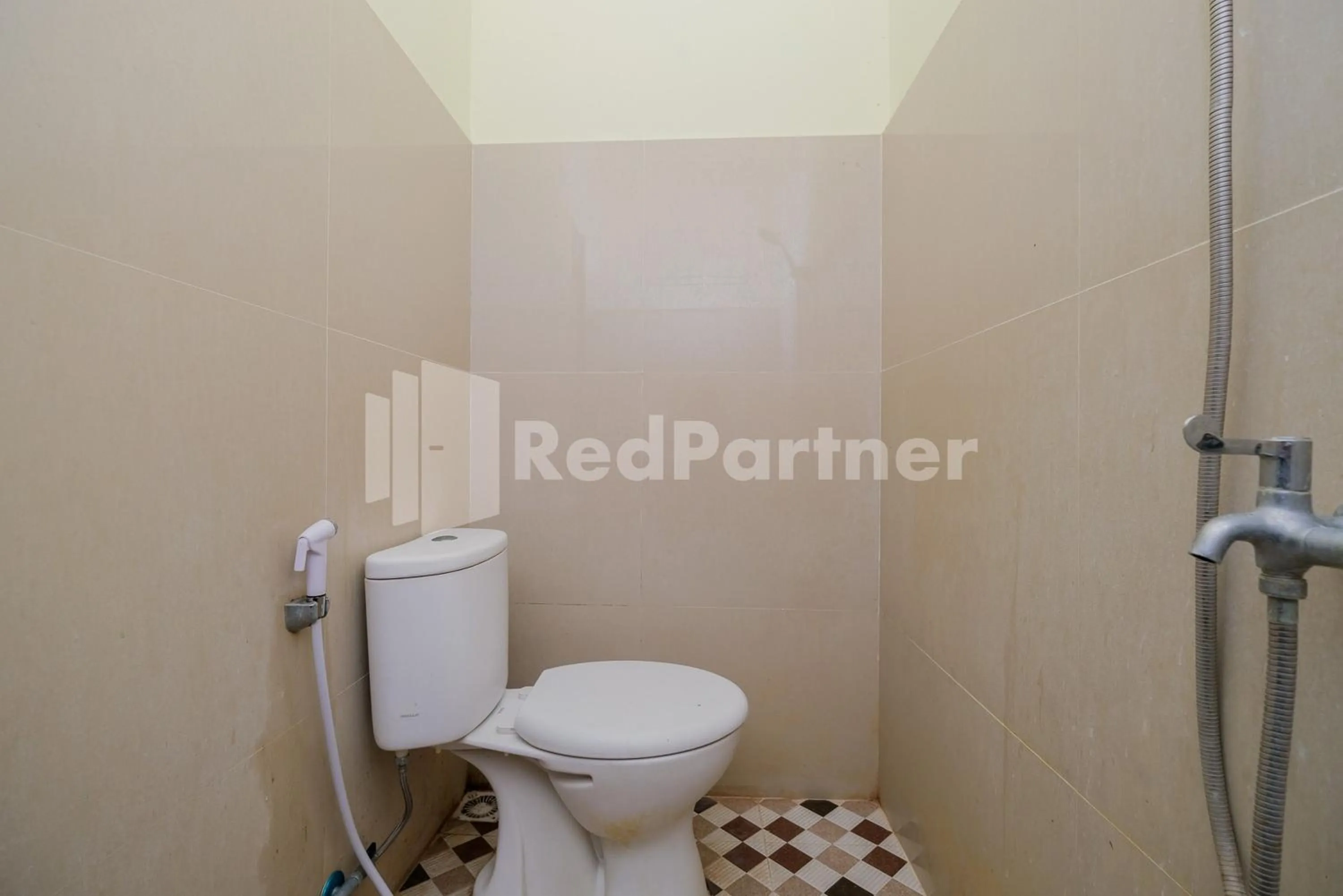 Bathroom in Grand Kencana Guesthouse Syariah near Wisata Bahari Lamongan