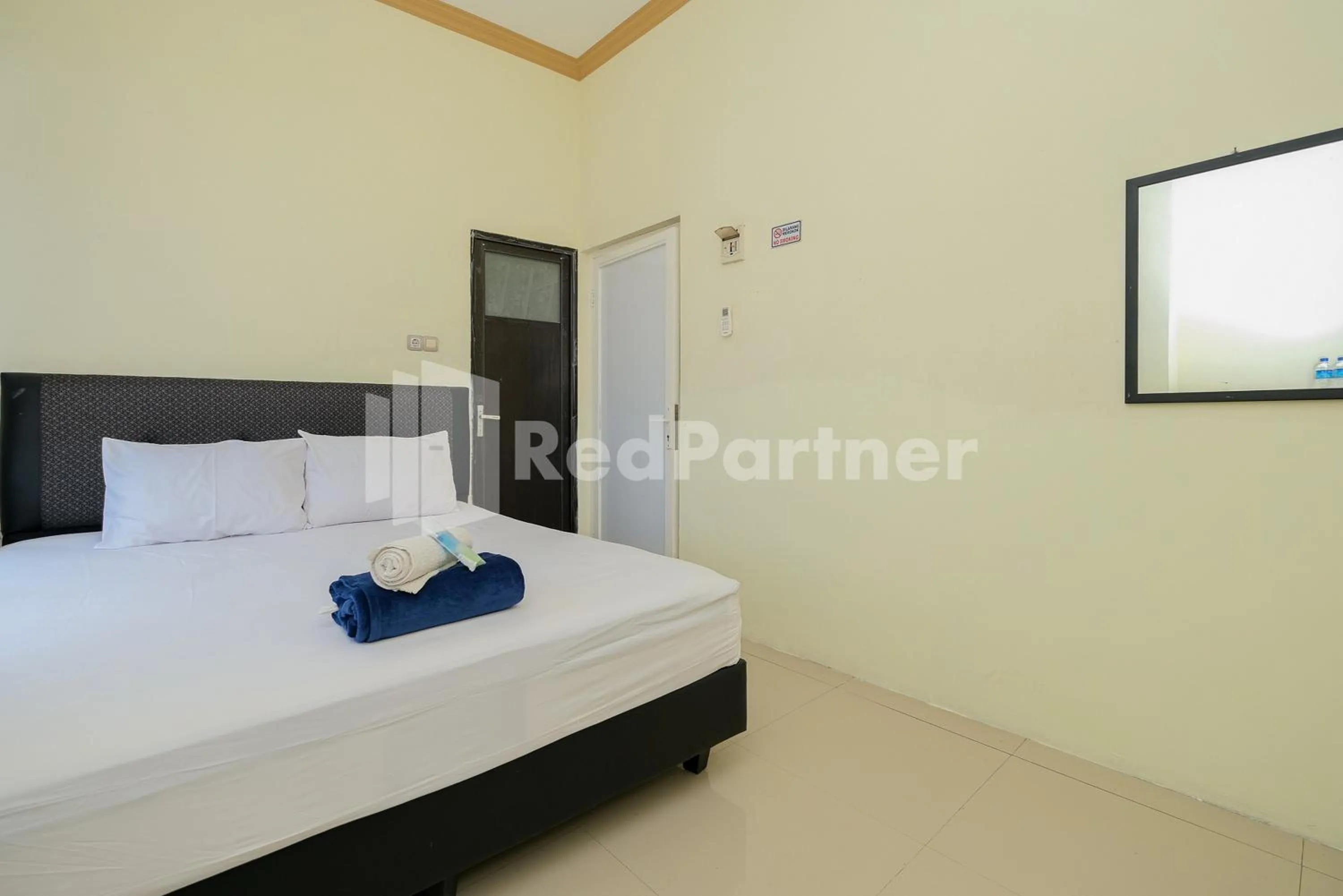 Bed in Grand Kencana Guesthouse Syariah near Wisata Bahari Lamongan