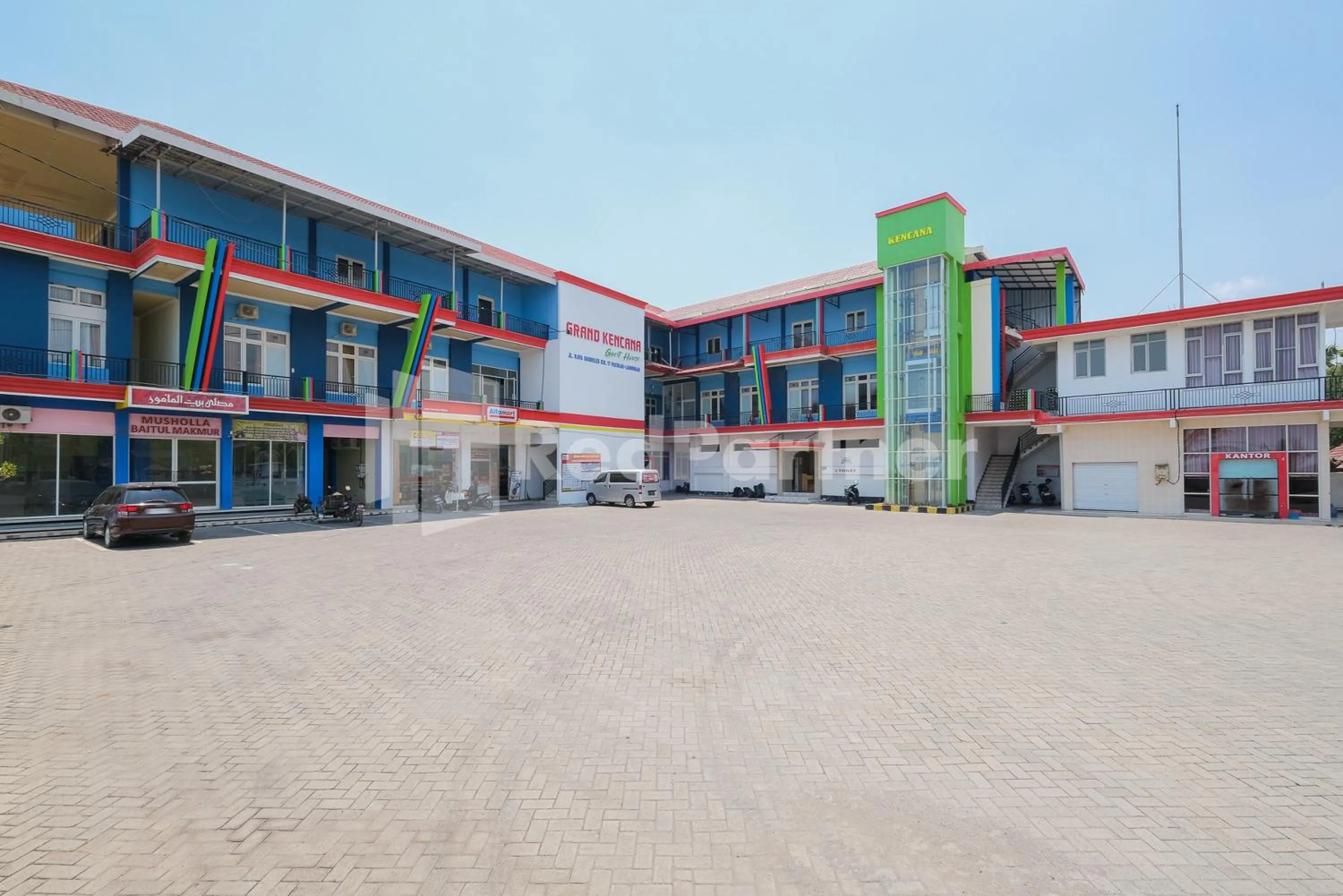 Property building in Grand Kencana Guesthouse Syariah near Wisata Bahari Lamongan