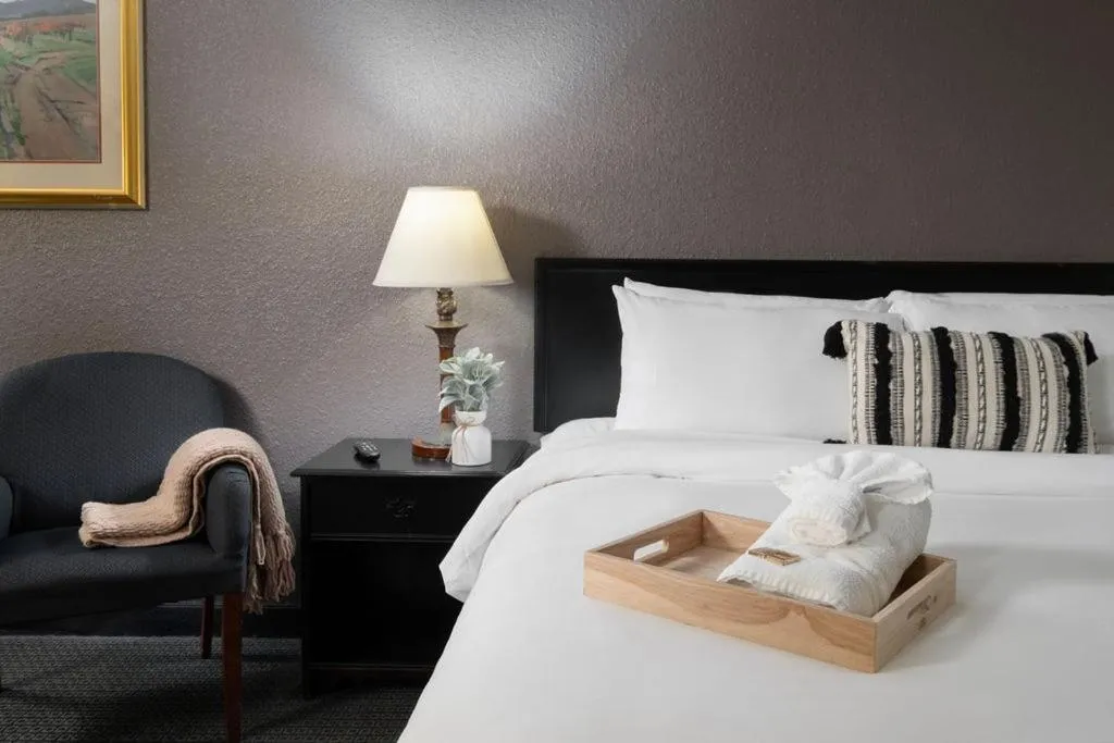 Bed in Cactus Cove Inn and Suites