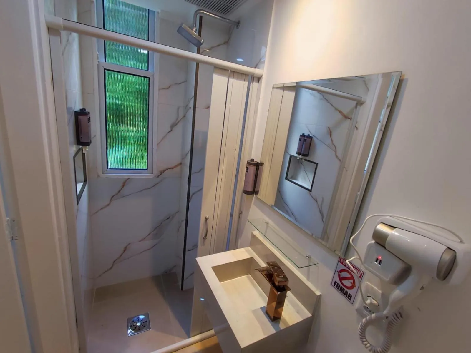 Shower in Grand Hotel Guarujá - A sua Melhor Experiência Beira Mar na Praia!