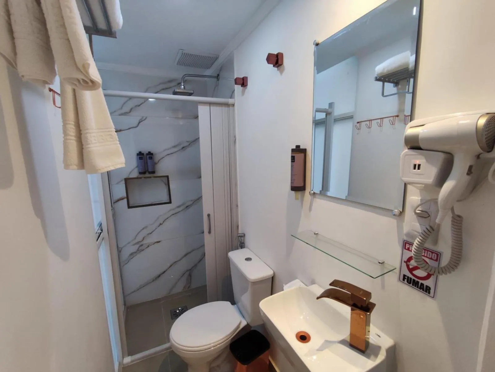 Shower in Grand Hotel Guarujá - A sua Melhor Experiência Beira Mar na Praia!