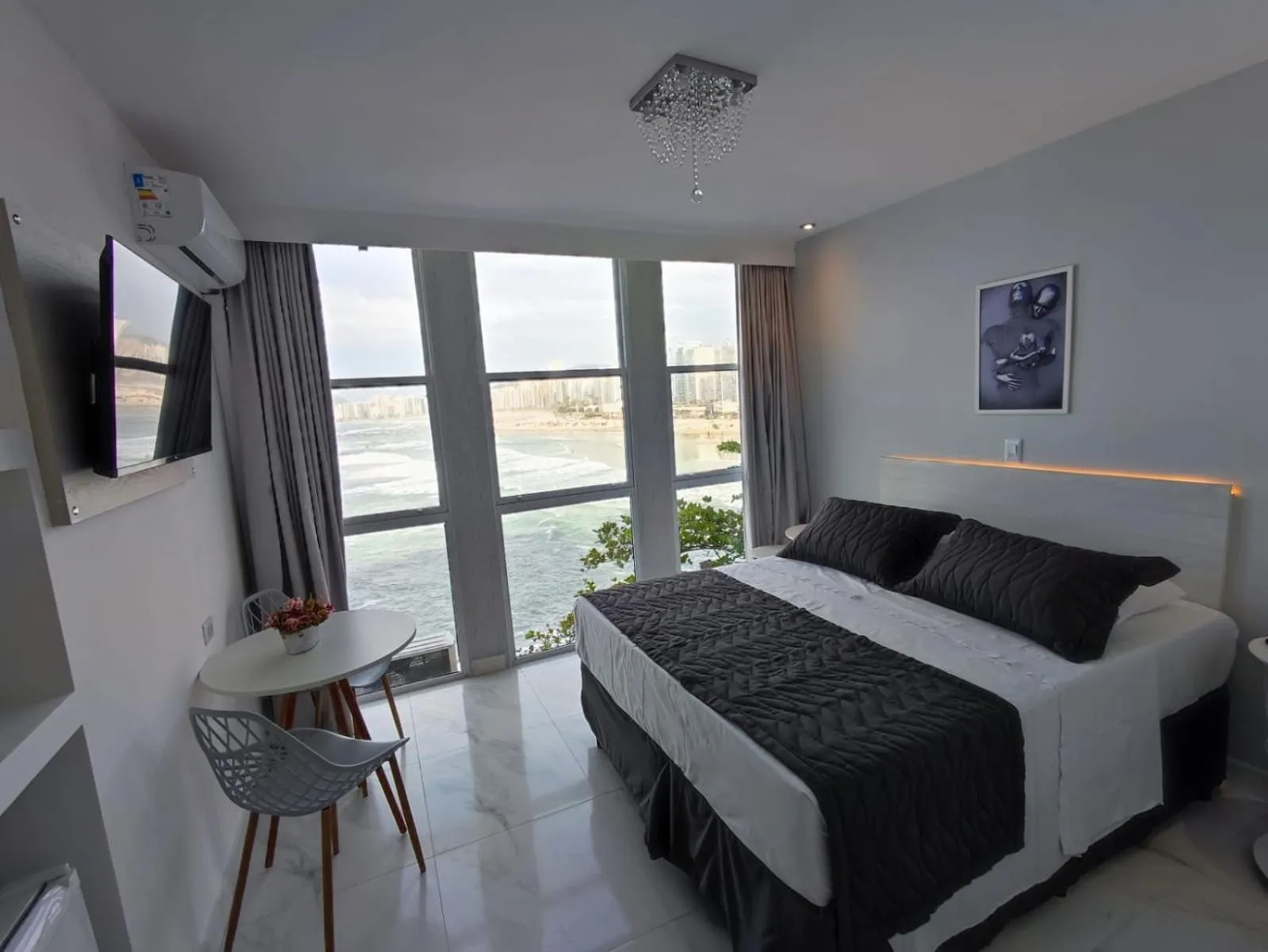 Photo of the whole room, Bed in Grand Hotel Guarujá - A sua Melhor Experiência Beira Mar na Praia!