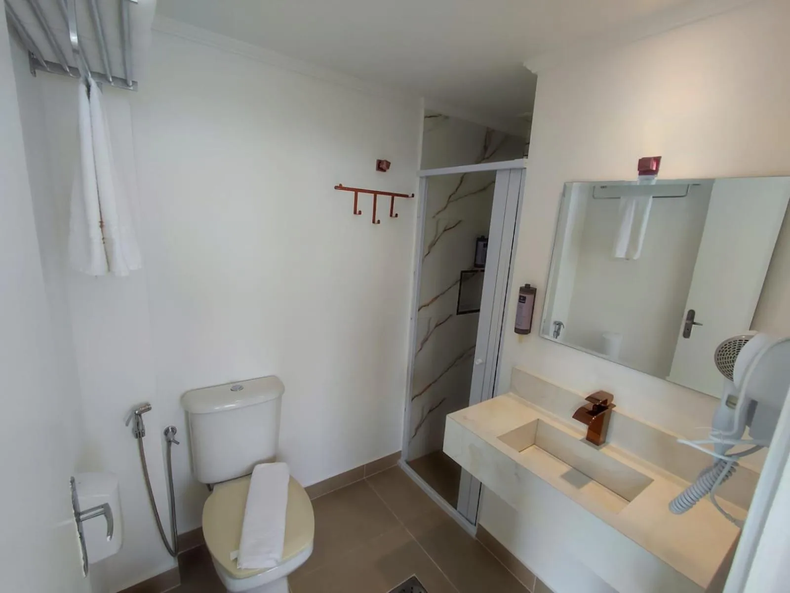 Bathroom in Grand Hotel Guarujá - A sua Melhor Experiência Beira Mar na Praia!