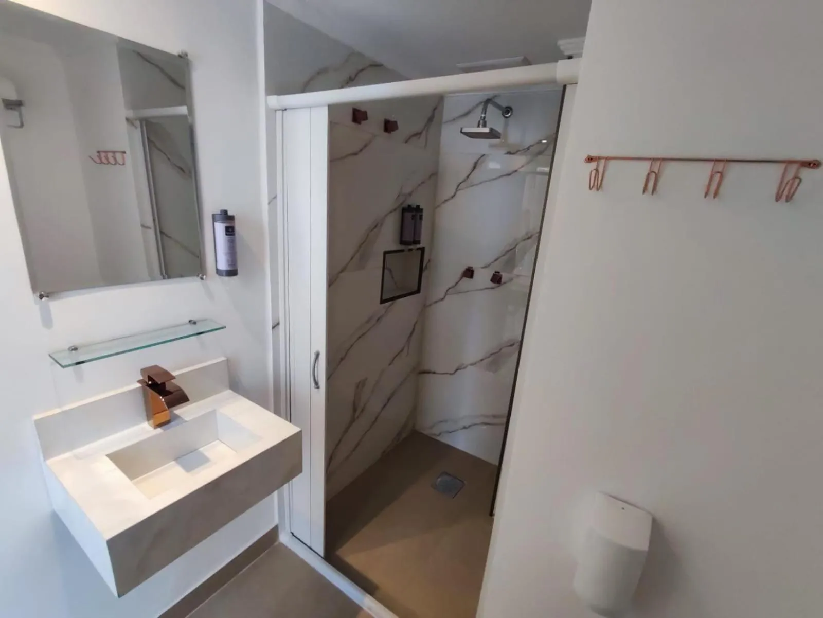 Shower in Grand Hotel Guarujá - A sua Melhor Experiência Beira Mar na Praia!