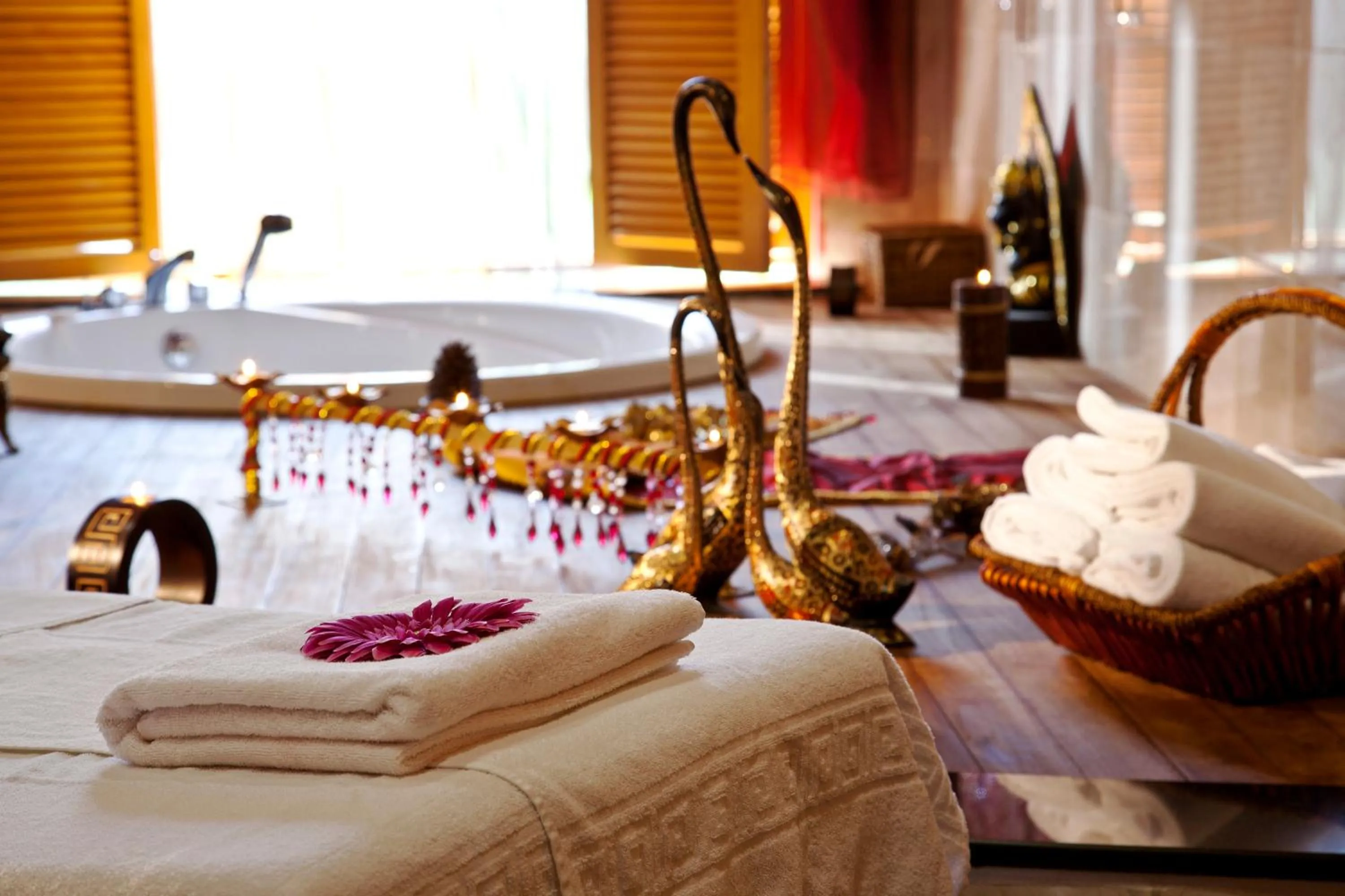 Hot Tub, Bed in IC Hotels Airport