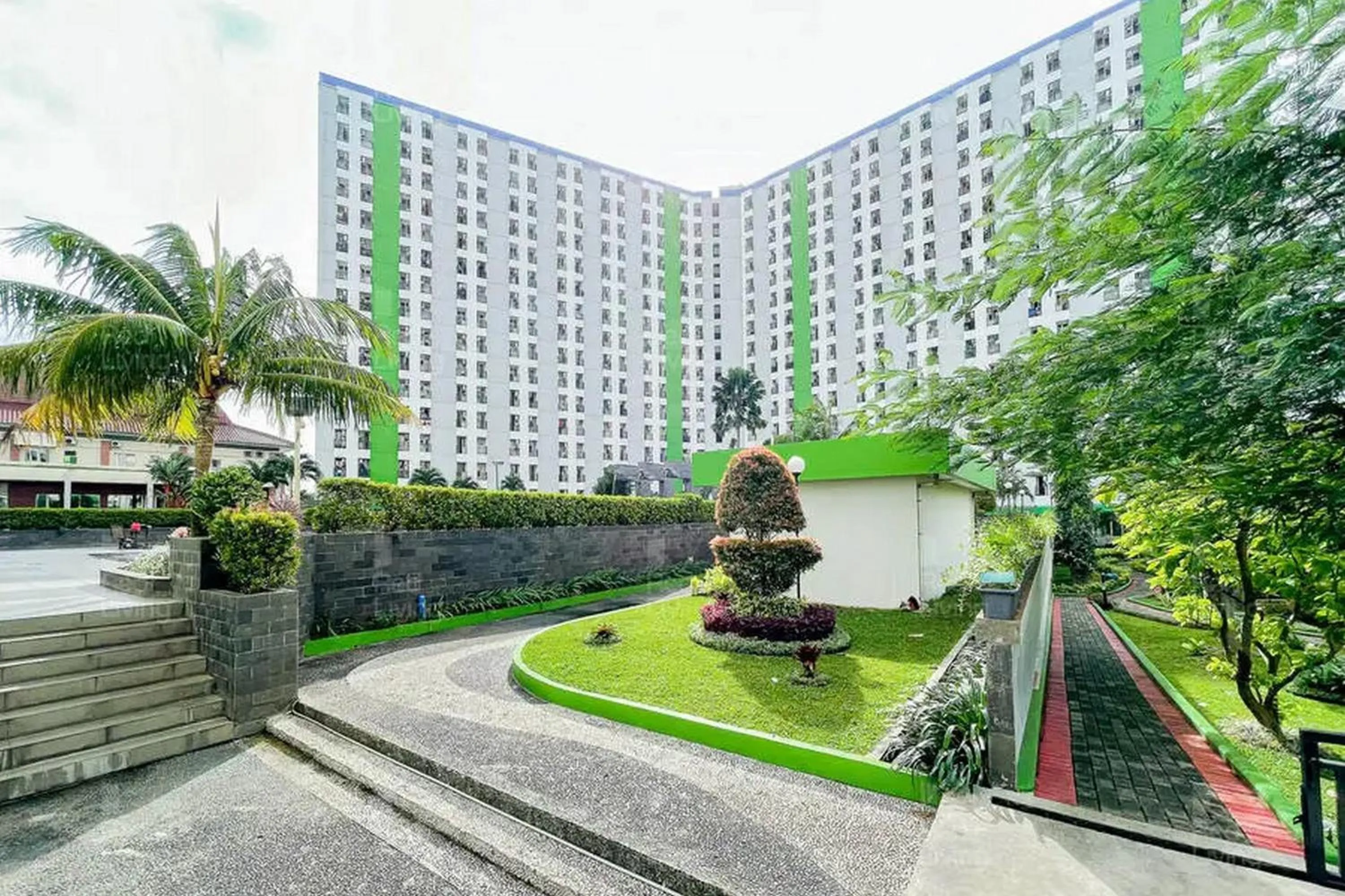 Property building in RedLiving Apartemen Green Lake View Ciputat - Hanna Property Tower B