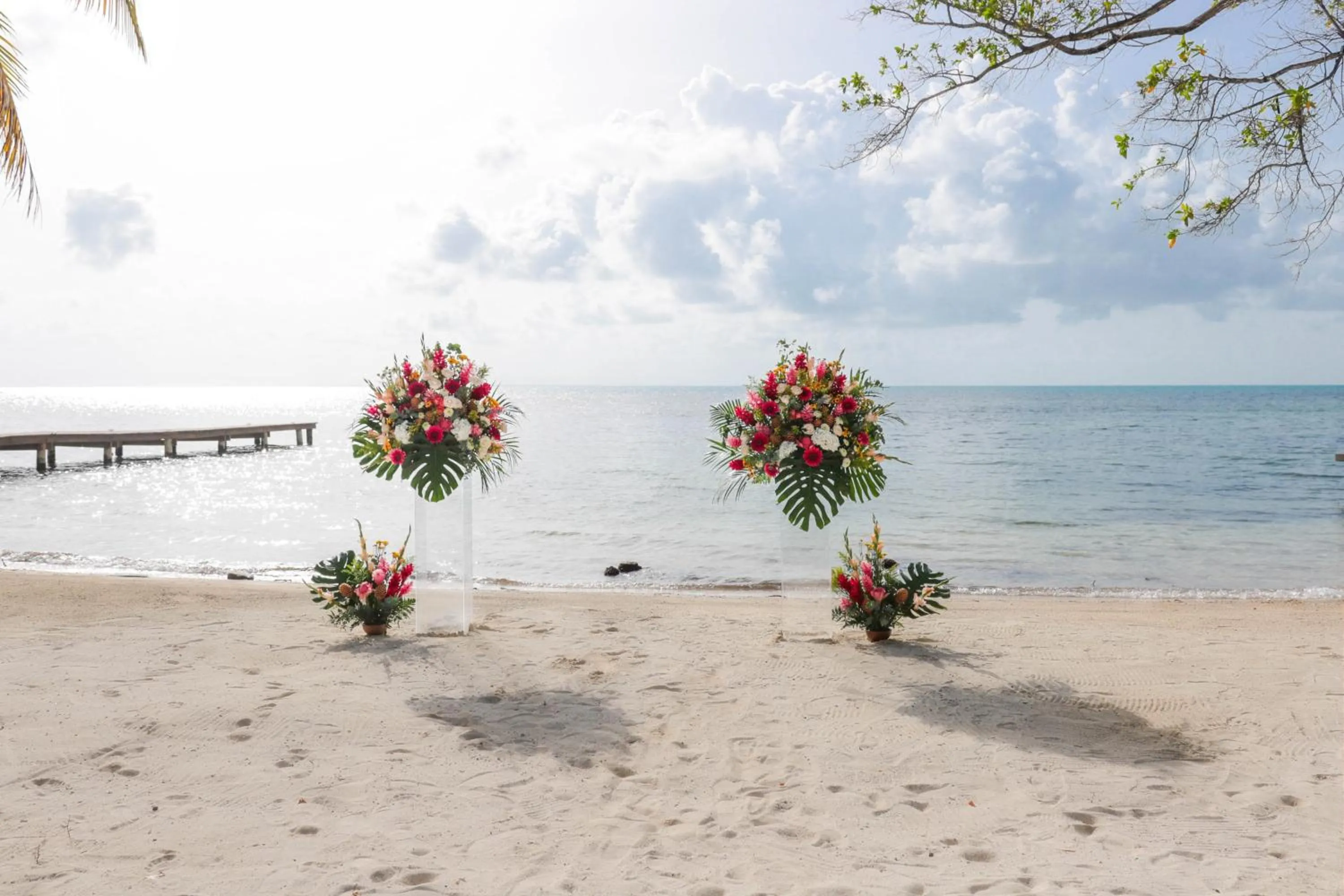 wedding in Thatch Caye Resort a Muy'Ono Resort